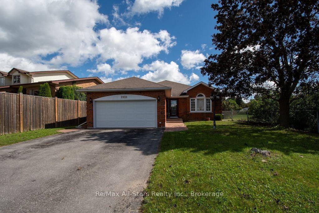 Photo 3 of 1921 Mapleridge Drive, Peterborough, Monaghan Ward 2 — HOMEH