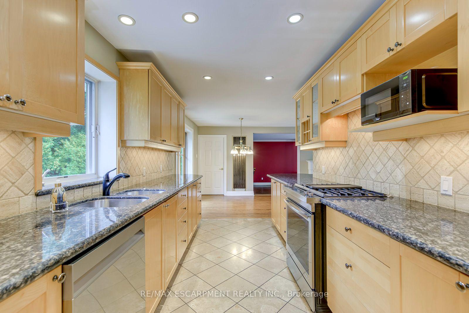 Photo 15 of 281 Pinehurst Drive, Oakville, Ford — HOMEH