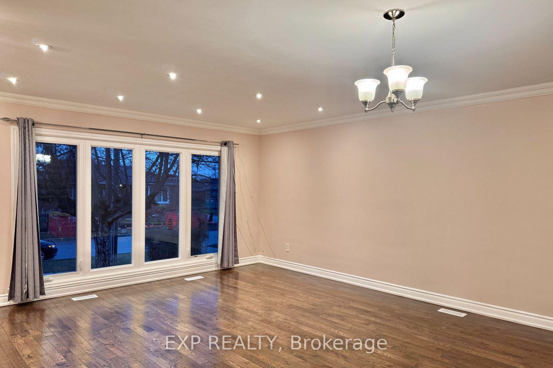 Photo 2 of 69 Hollyhedge Drive, Scarborough, Bendale — HOMEH