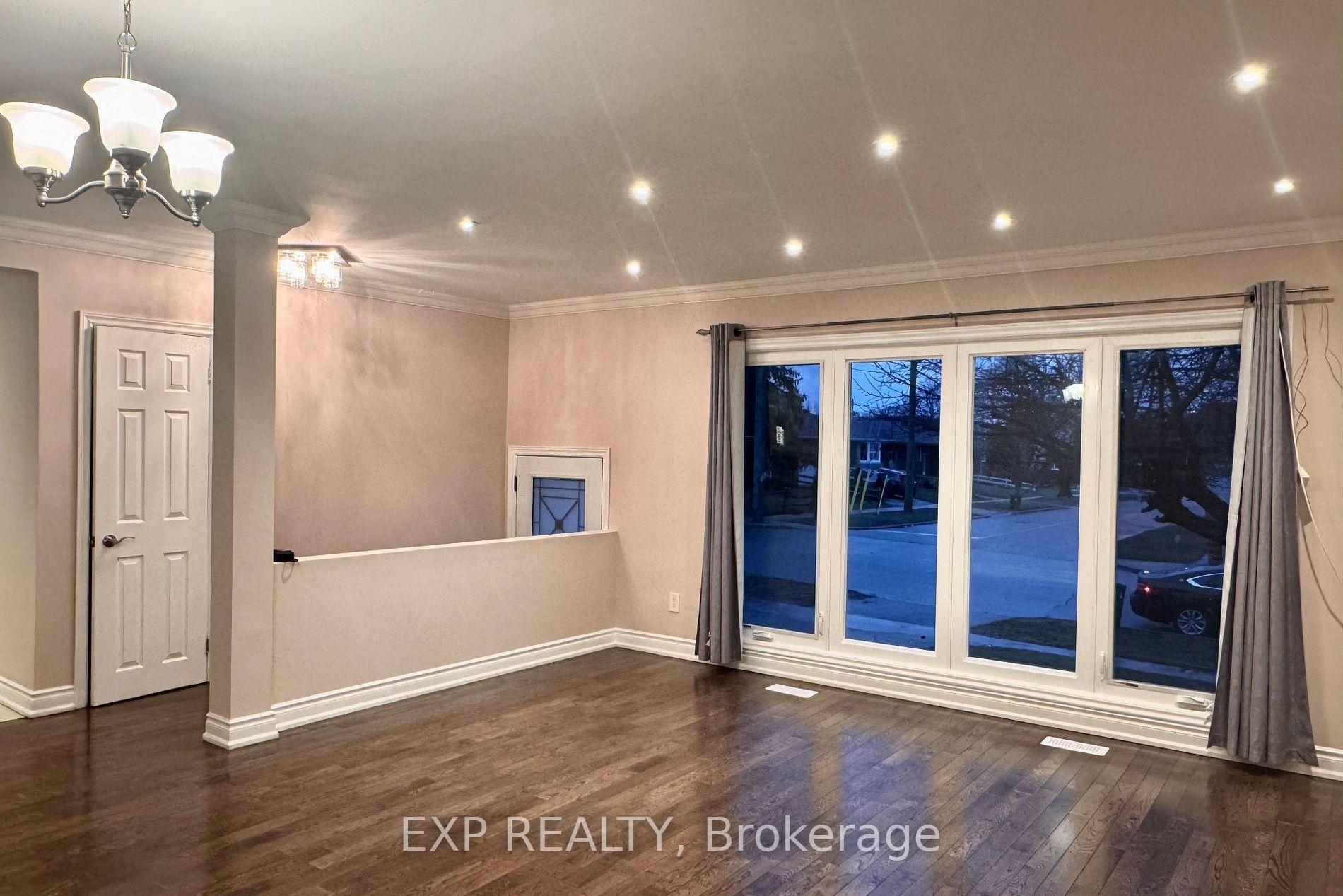 Photo 3 of 69 Hollyhedge Drive, Scarborough, Bendale — HOMEH