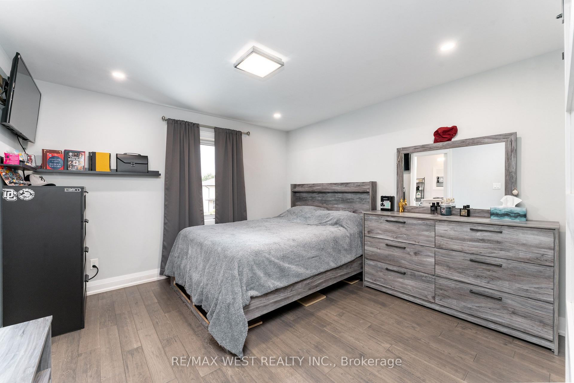 Photo 14 of 139 Redgrave Drive, Etobicoke, Willowridge-Martingrove-Richview — HOMEH