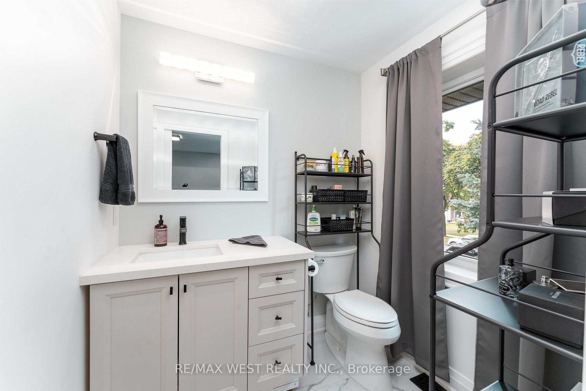 Photo 16 of 139 Redgrave Drive, Etobicoke, Willowridge-Martingrove-Richview — HOMEH