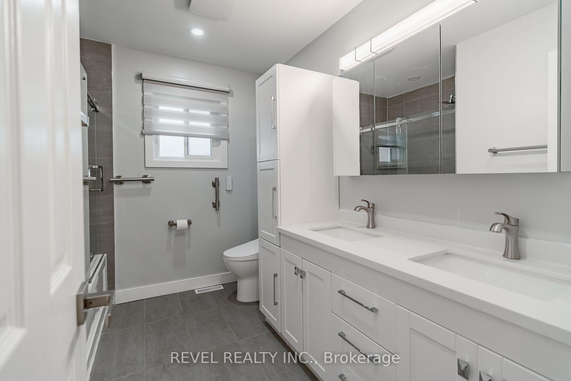 Photo 23 of 95 Cinrickbar Drive, Etobicoke, West Humber-Clairville — HOMEH