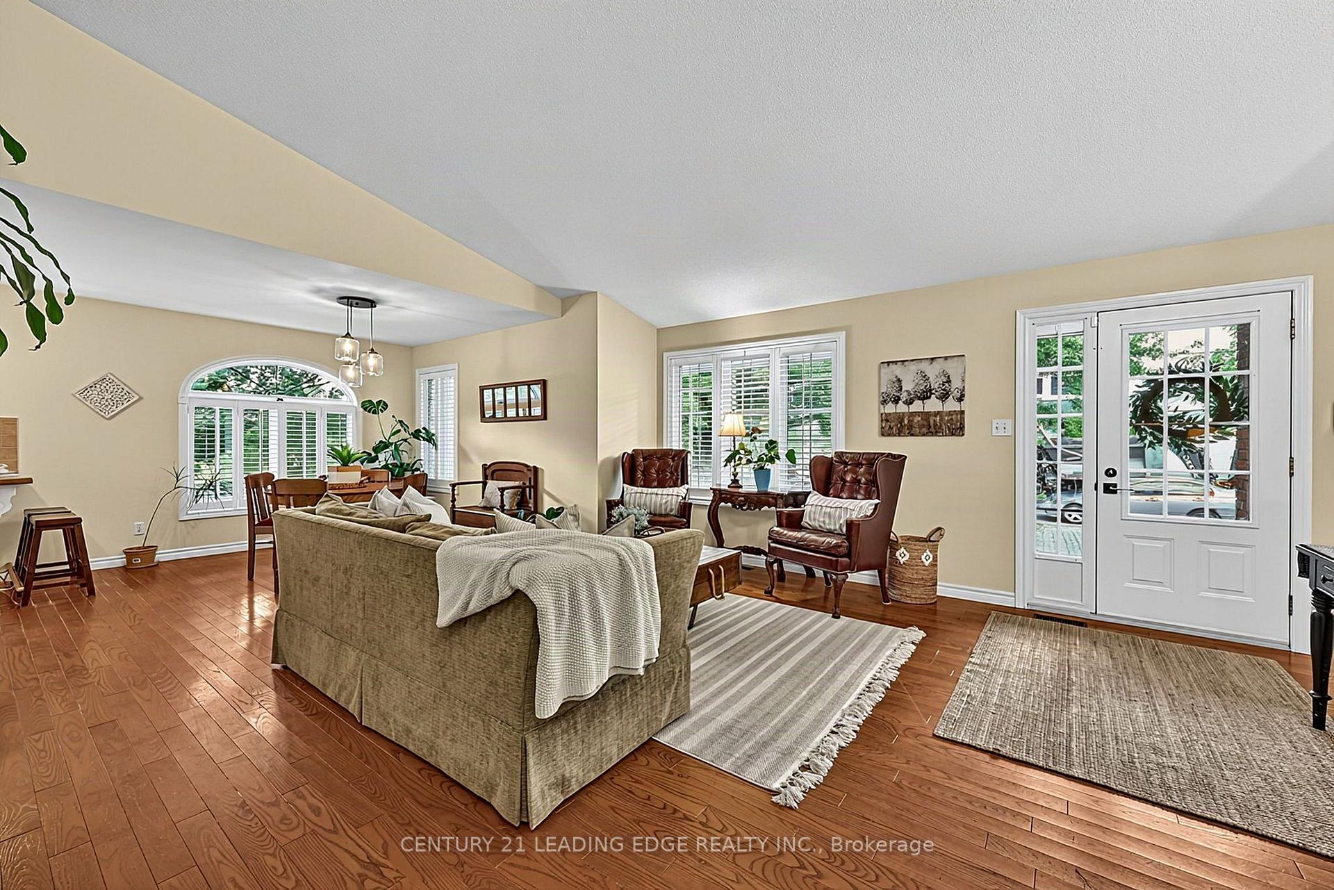 Photo 7 of 102 Second Avenue, Uxbridge — HOMEH