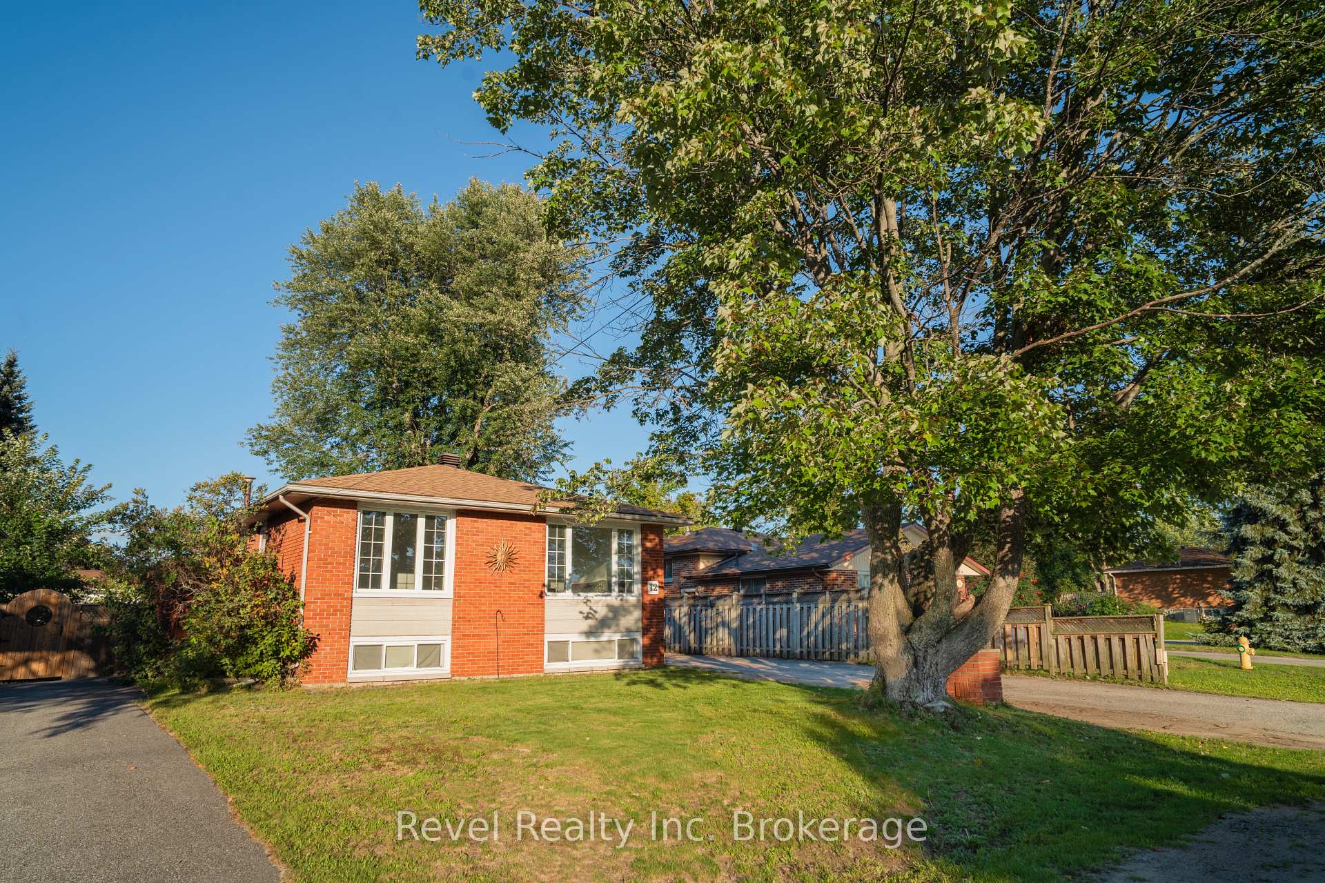 Photo 2 of 12 Nightingale Drive, North Bay, Ferris — HOMEH