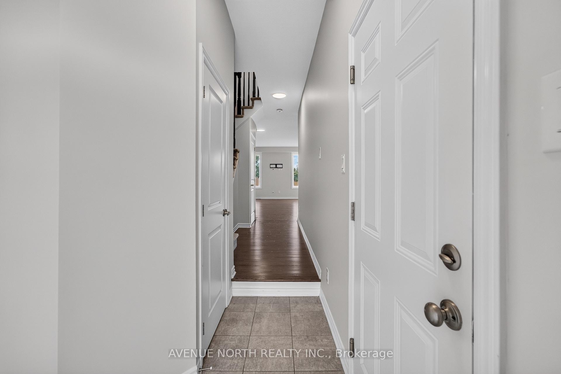 Photo 5 of 292 Livery Street, Ottawa, Kanata - Emerald Meadows/Trailwest — HOMEH
