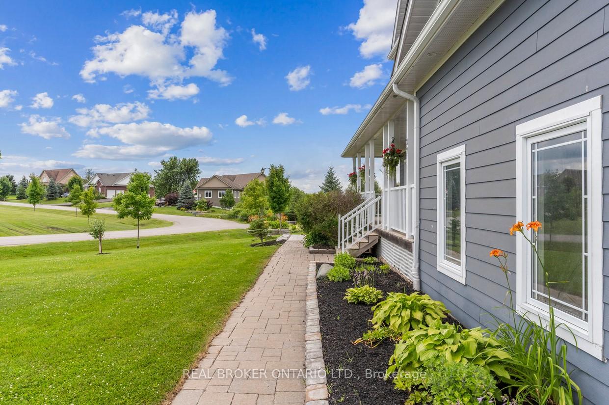 Photo 3 of 27 Bagshaw Crescent, Uxbridge, Rural Uxbridge — HOMEH
