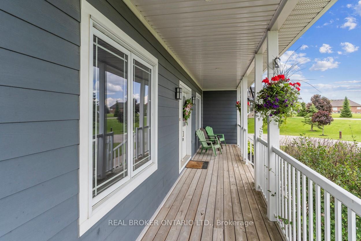 Photo 4 of 27 Bagshaw Crescent, Uxbridge, Rural Uxbridge — HOMEH