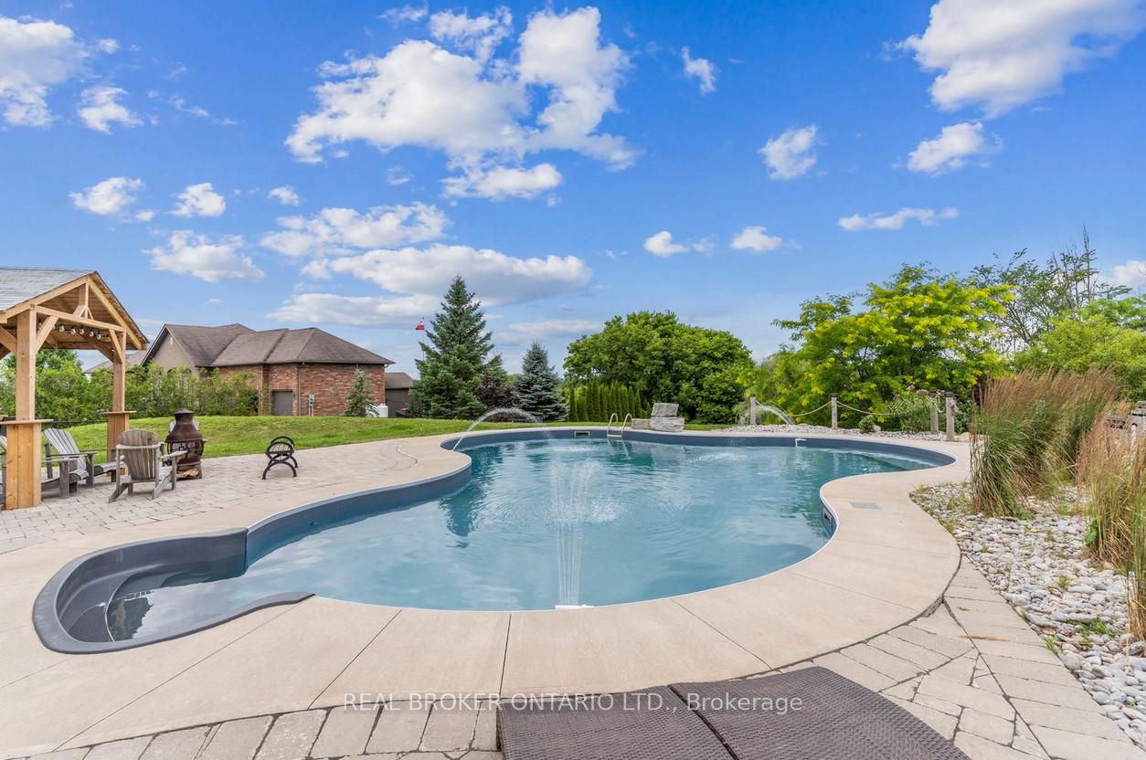 Photo 5 of 27 Bagshaw Crescent, Uxbridge, Rural Uxbridge — HOMEH