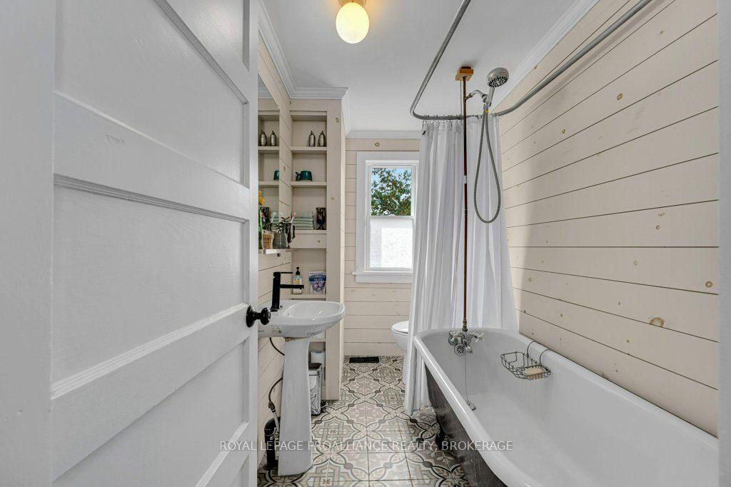 Photo 20 of 384 Barrie Street, Kingston, East of Sir John A. Blvd — HOMEH