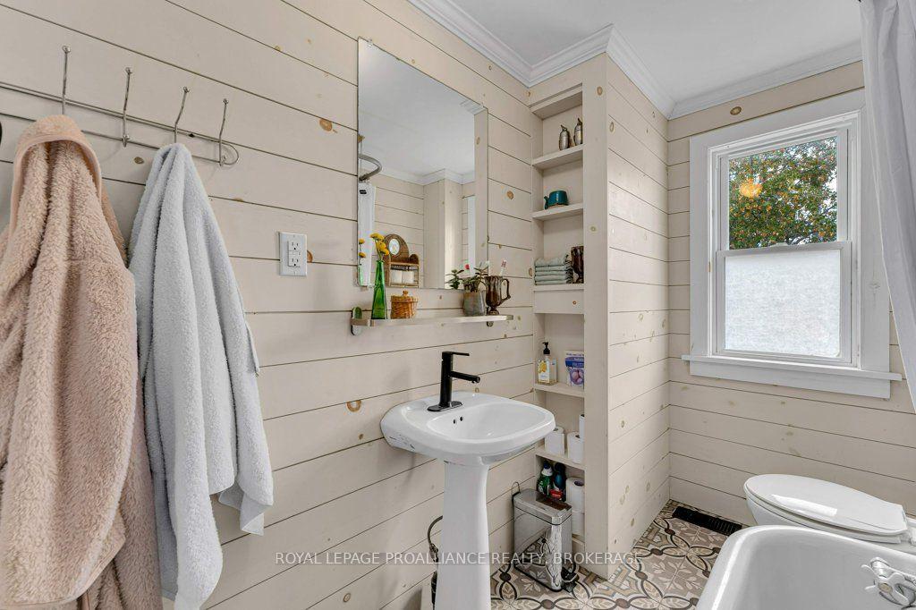 Photo 21 of 384 Barrie Street, Kingston, East of Sir John A. Blvd — HOMEH