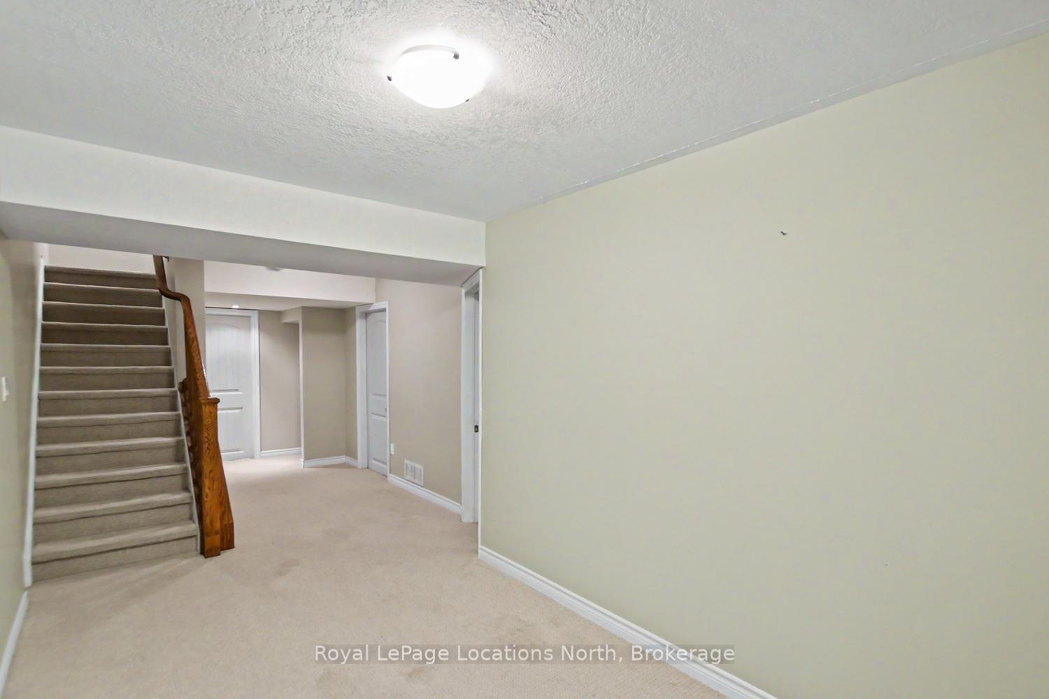 Photo 32 of 38 Silver Glen Boulevard, Collingwood — HOMEH