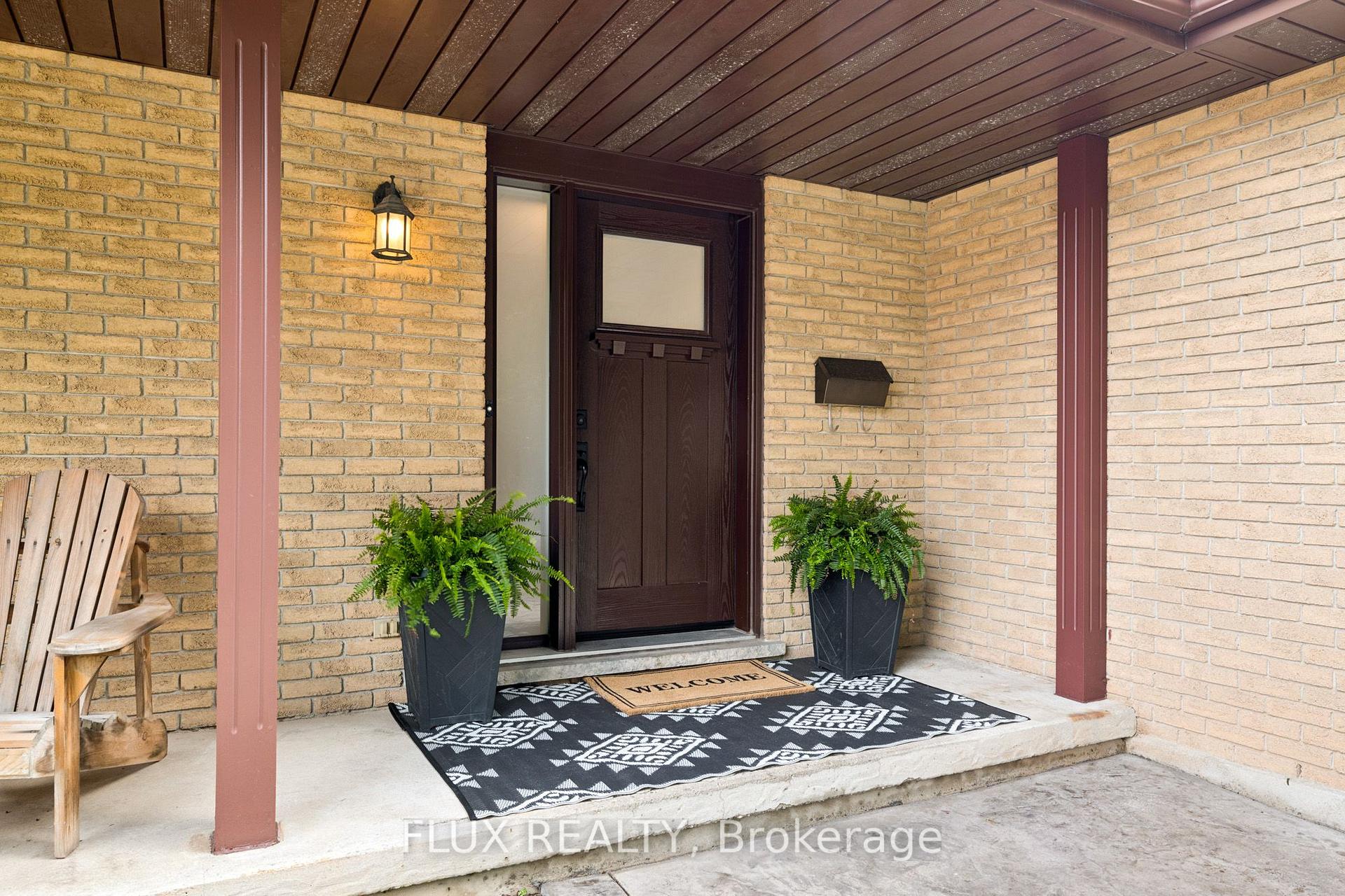 Photo 4 of 125 Martinglen Crescent, Kitchener, Country Hills — HOMEH