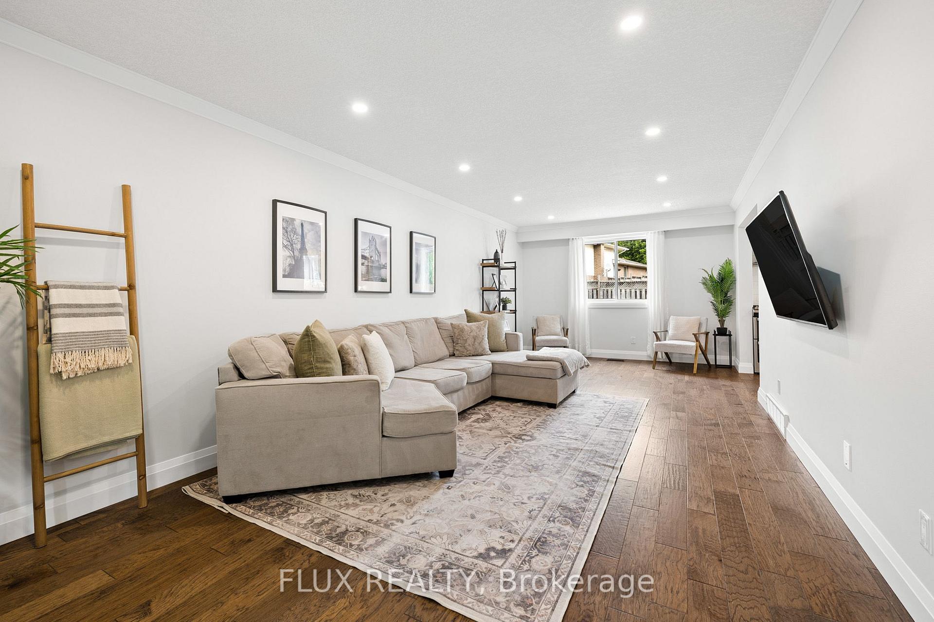 Photo 5 of 125 Martinglen Crescent, Kitchener, Country Hills — HOMEH