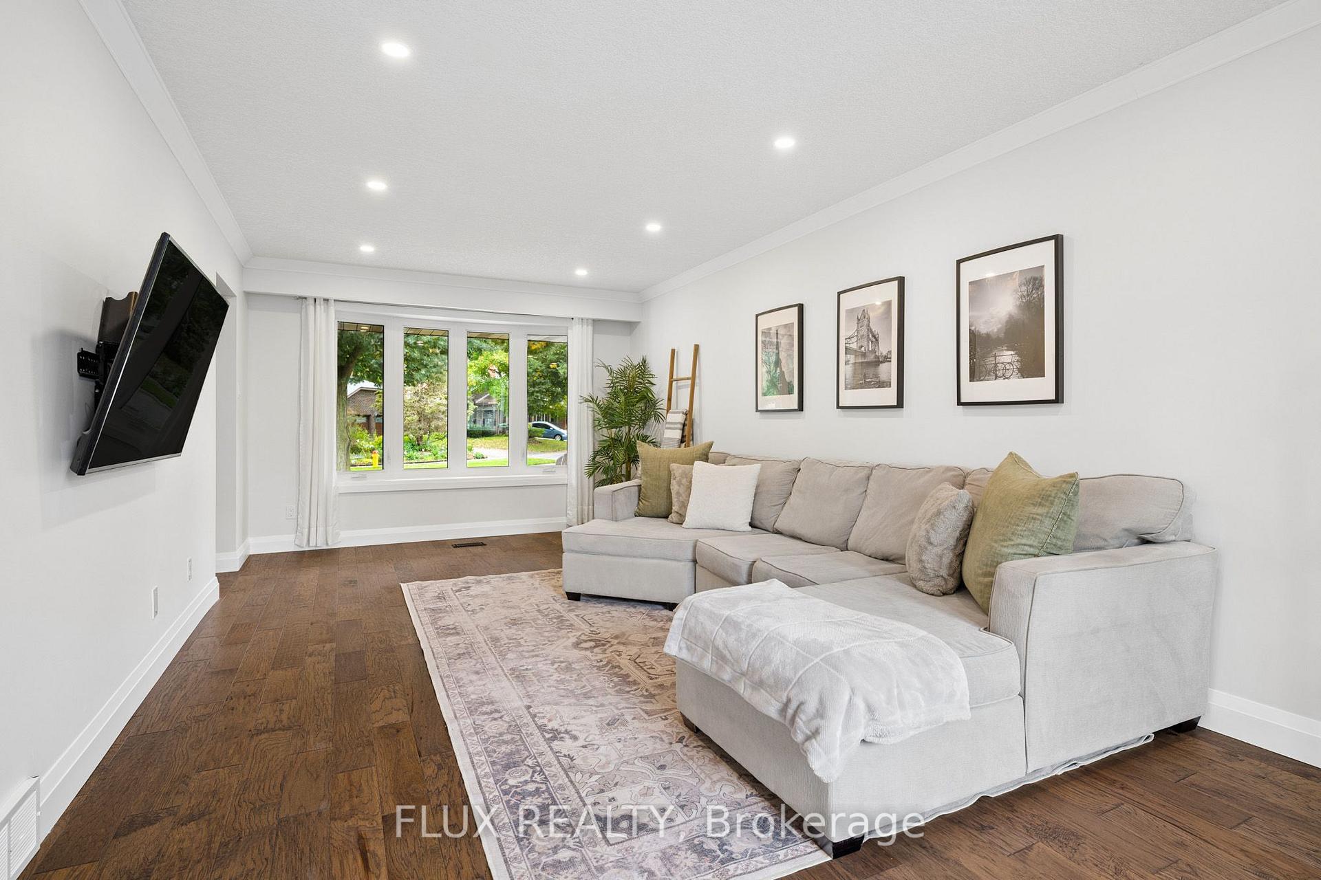 Photo 7 of 125 Martinglen Crescent, Kitchener, Country Hills — HOMEH