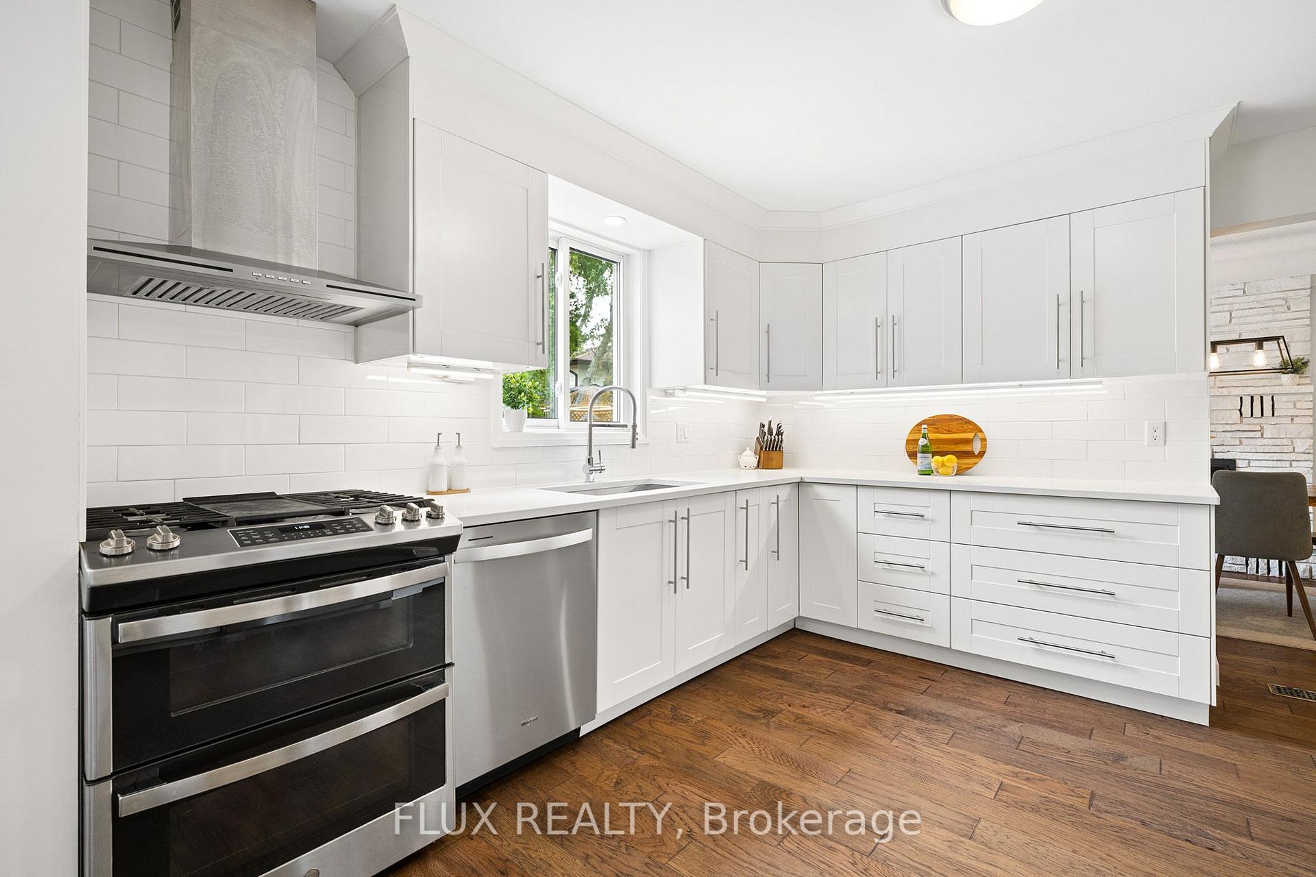 Photo 10 of 125 Martinglen Crescent, Kitchener, Country Hills — HOMEH