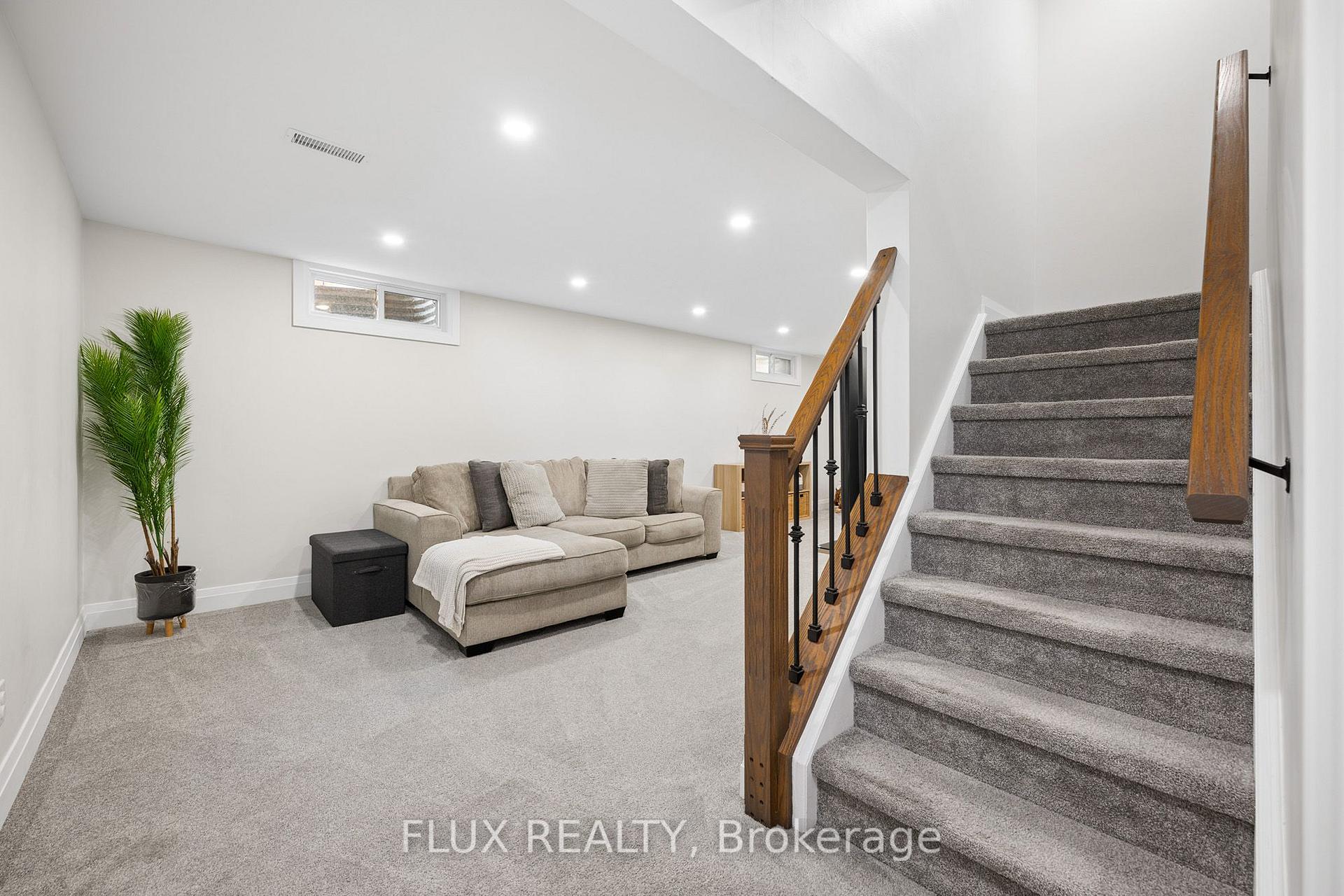 Photo 25 of 125 Martinglen Crescent, Kitchener, Country Hills — HOMEH
