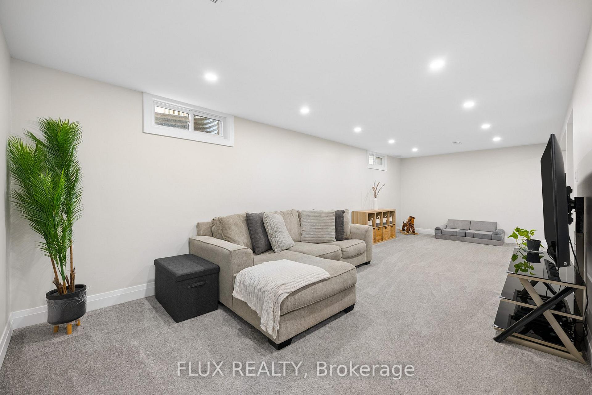 Photo 26 of 125 Martinglen Crescent, Kitchener, Country Hills — HOMEH