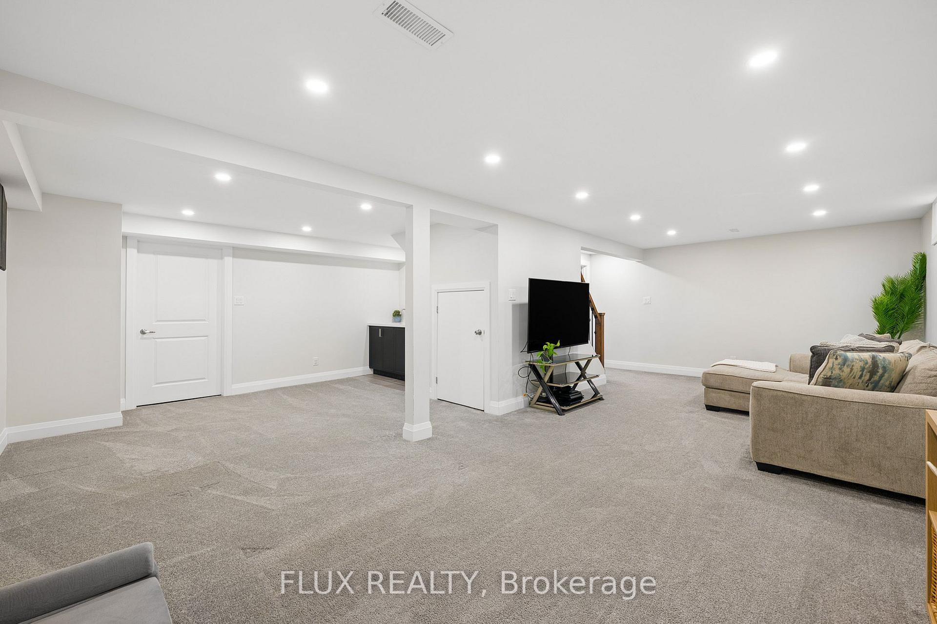 Photo 28 of 125 Martinglen Crescent, Kitchener, Country Hills — HOMEH