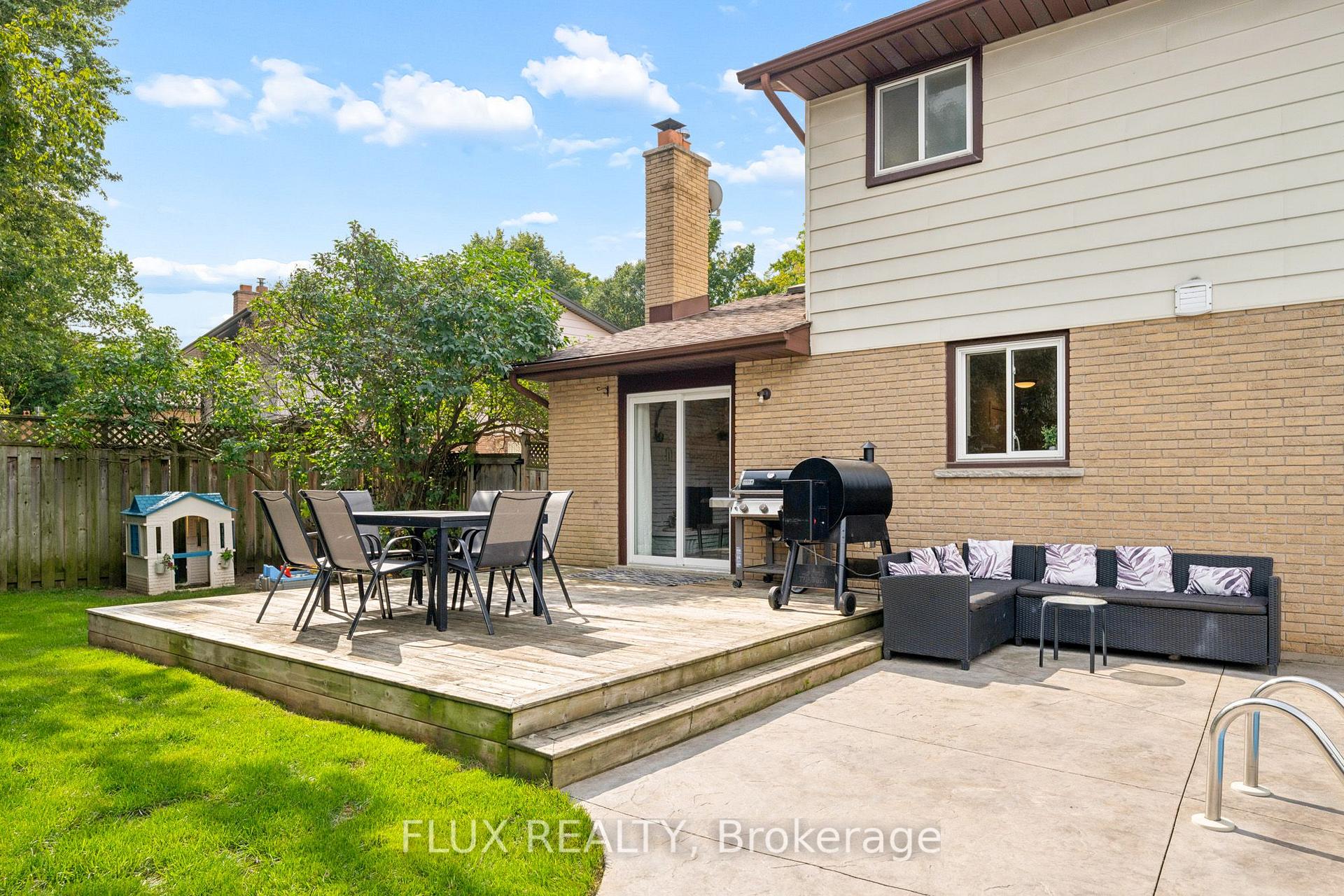 Photo 33 of 125 Martinglen Crescent, Kitchener, Country Hills — HOMEH