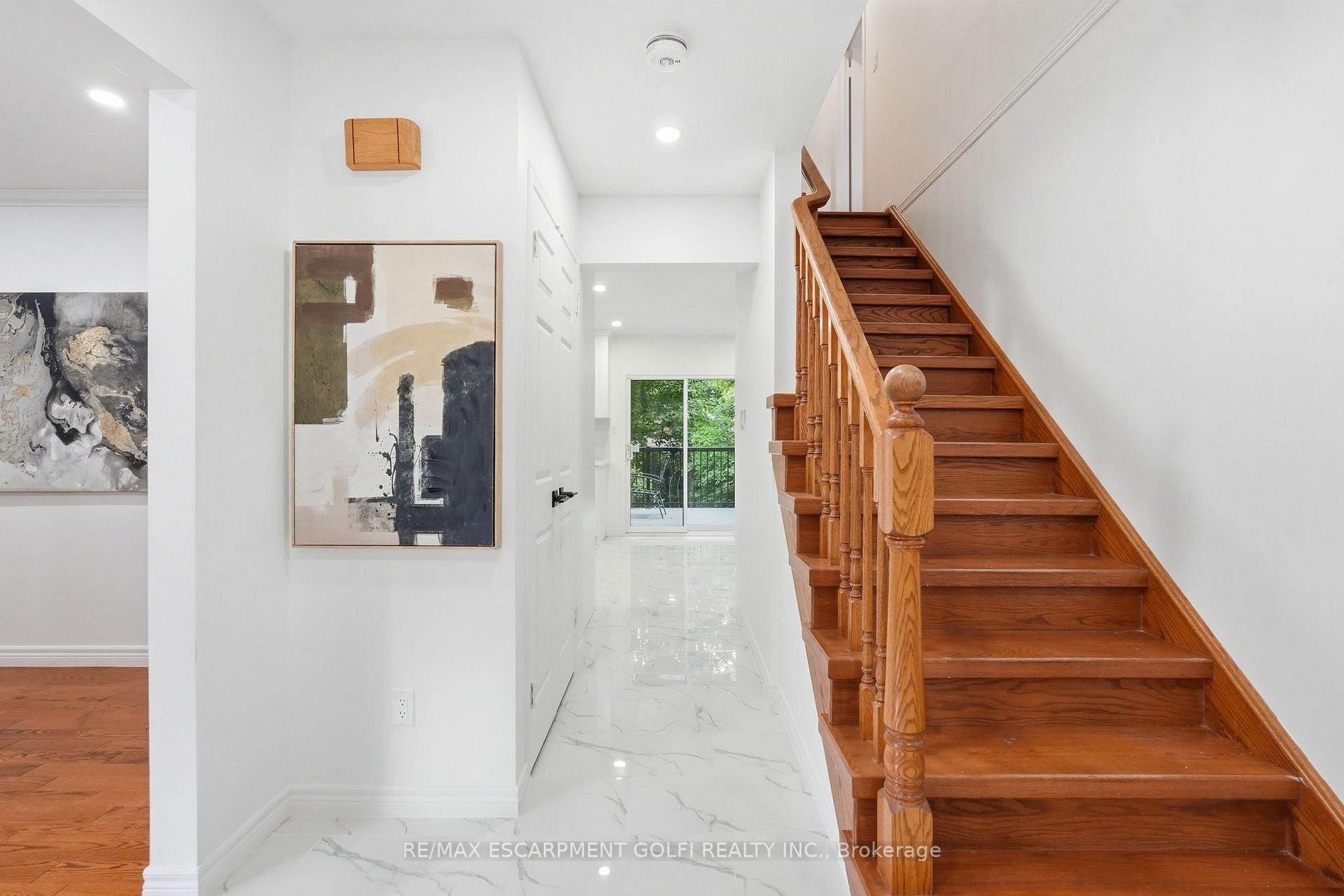 Photo 8 of 292 Thorncrest Drive, Waterloo, Lakeshore Village — HOMEH
