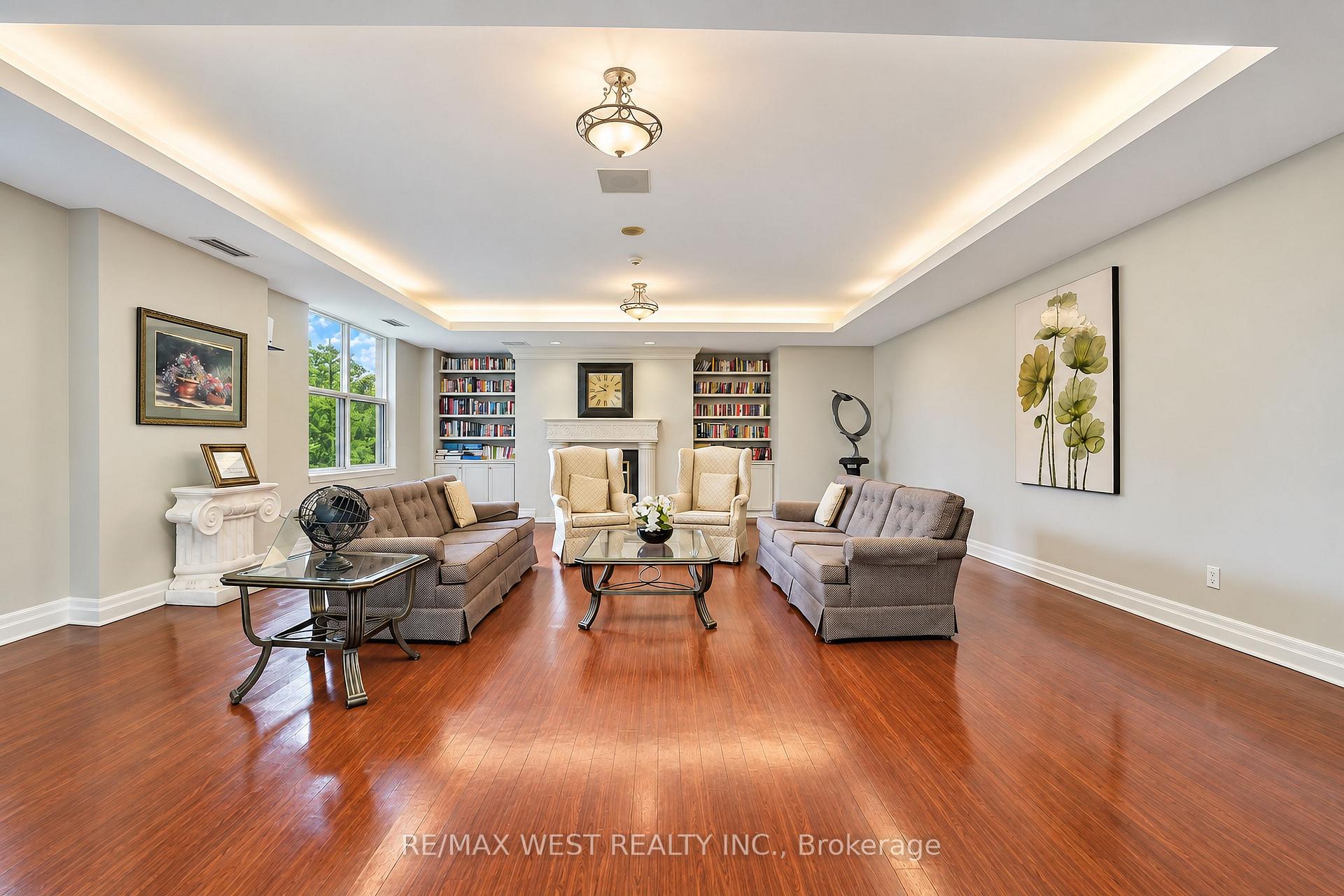 Photo 3 of Unit 322, 2502 Rutherford Road, Vaughan, Maple — HOMEH