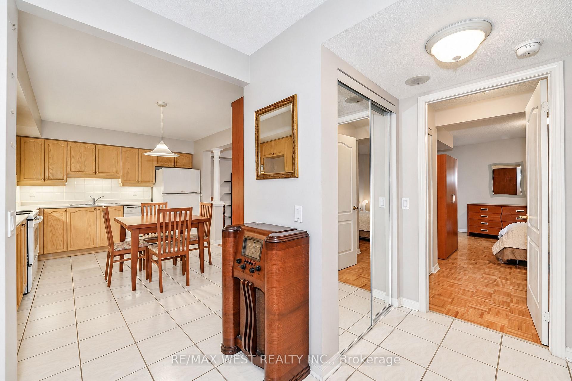 Photo 4 of Unit 322, 2502 Rutherford Road, Vaughan, Maple — HOMEH