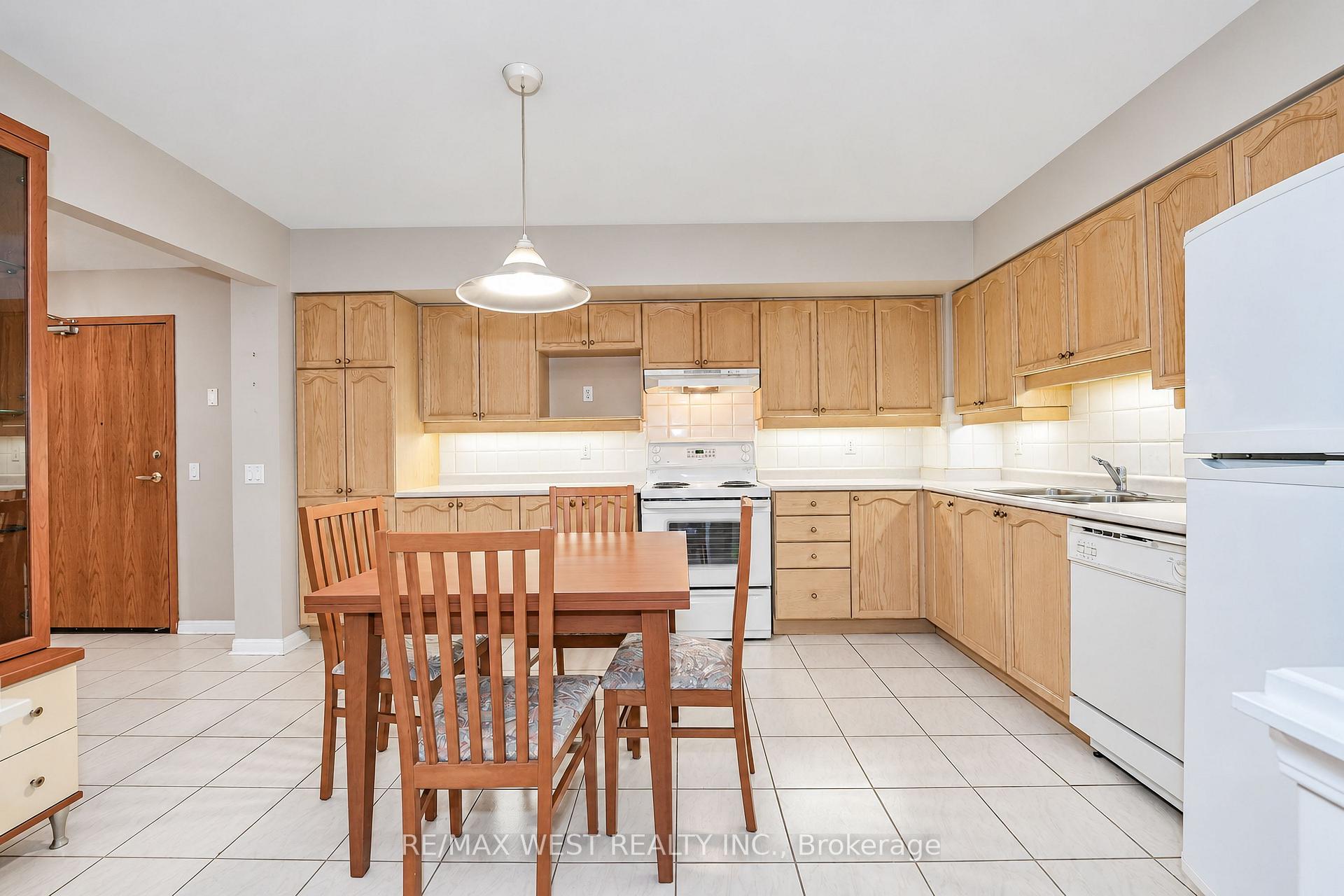 Photo 5 of Unit 322, 2502 Rutherford Road, Vaughan, Maple — HOMEH