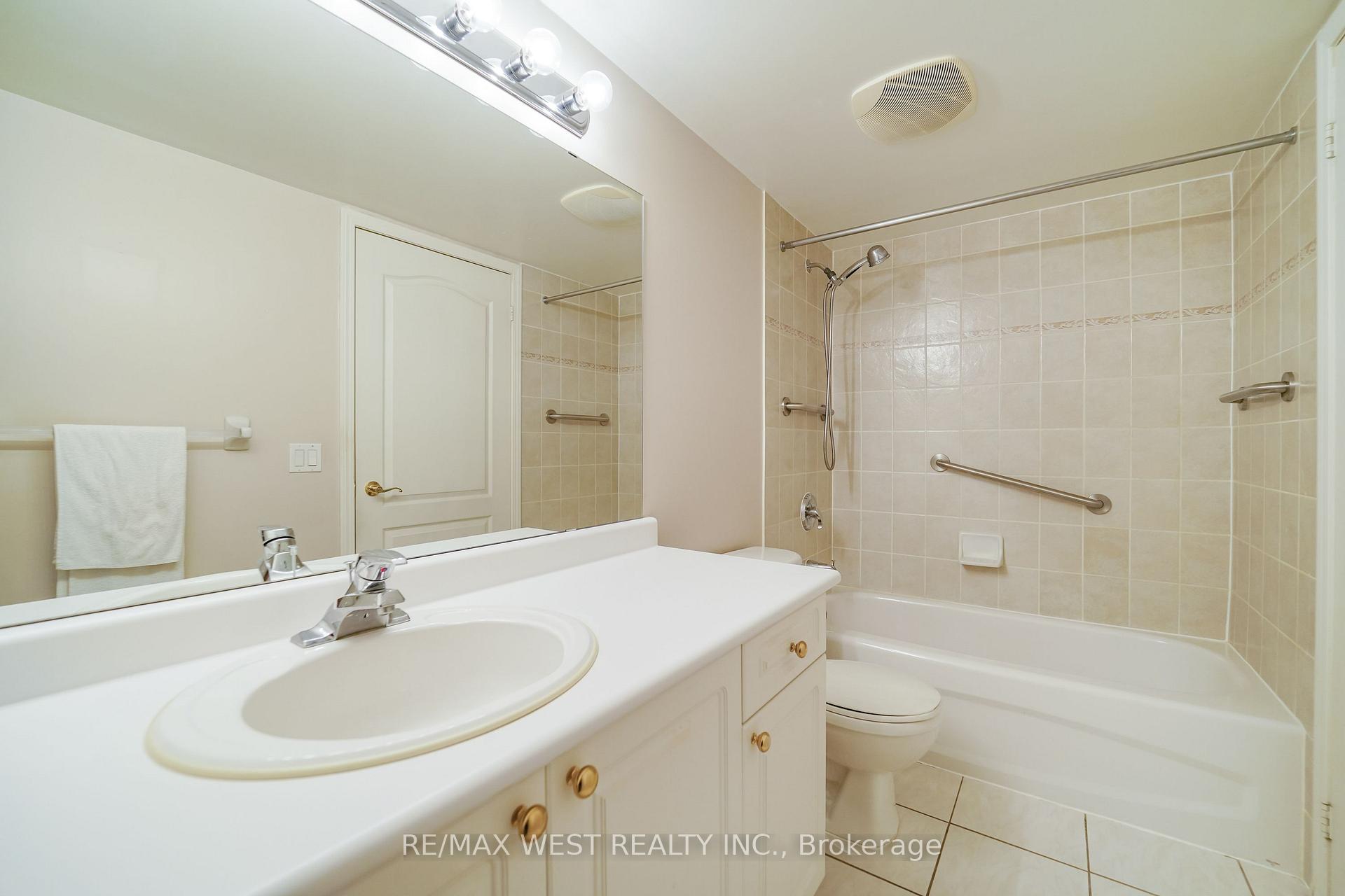 Photo 9 of Unit 322, 2502 Rutherford Road, Vaughan, Maple — HOMEH
