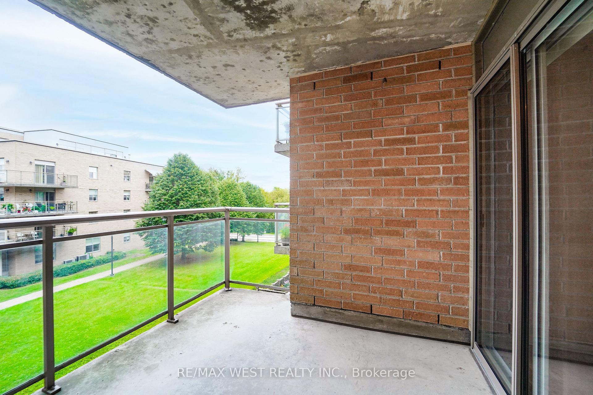 Photo 10 of Unit 322, 2502 Rutherford Road, Vaughan, Maple — HOMEH