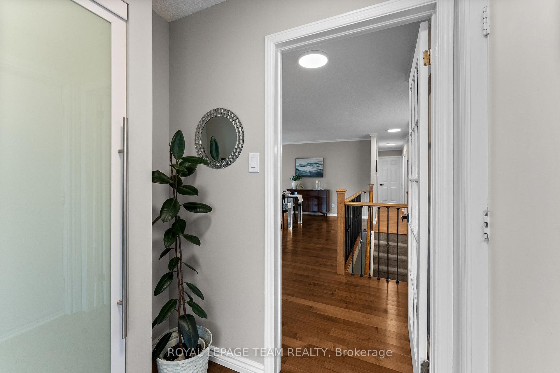 Photo 5 of 20 Pickwick Drive, Ottawa, Barrhaven - Cedargrove/Fraserdale — HOMEH