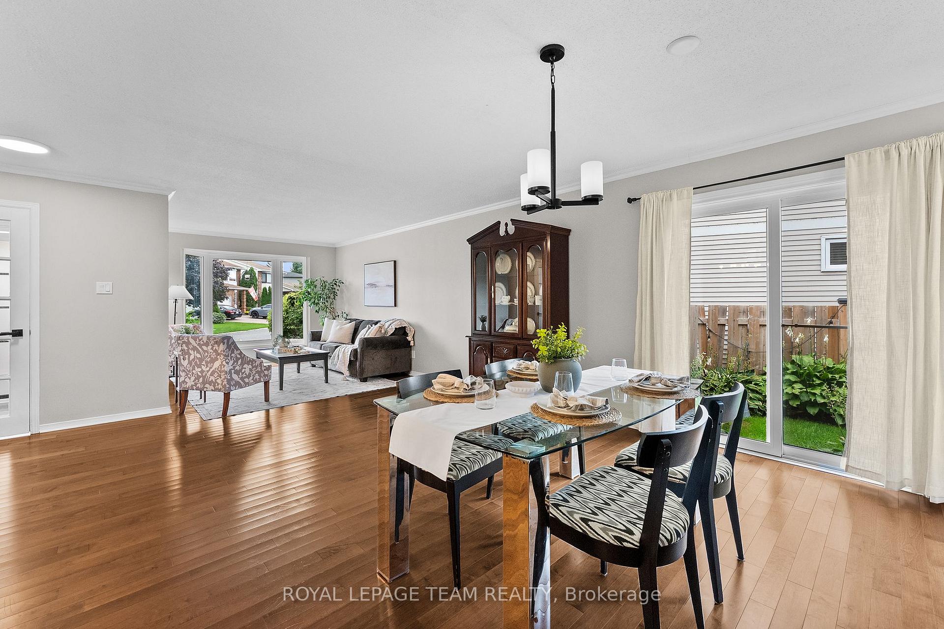 Photo 10 of 20 Pickwick Drive, Ottawa, Barrhaven - Cedargrove/Fraserdale — HOMEH