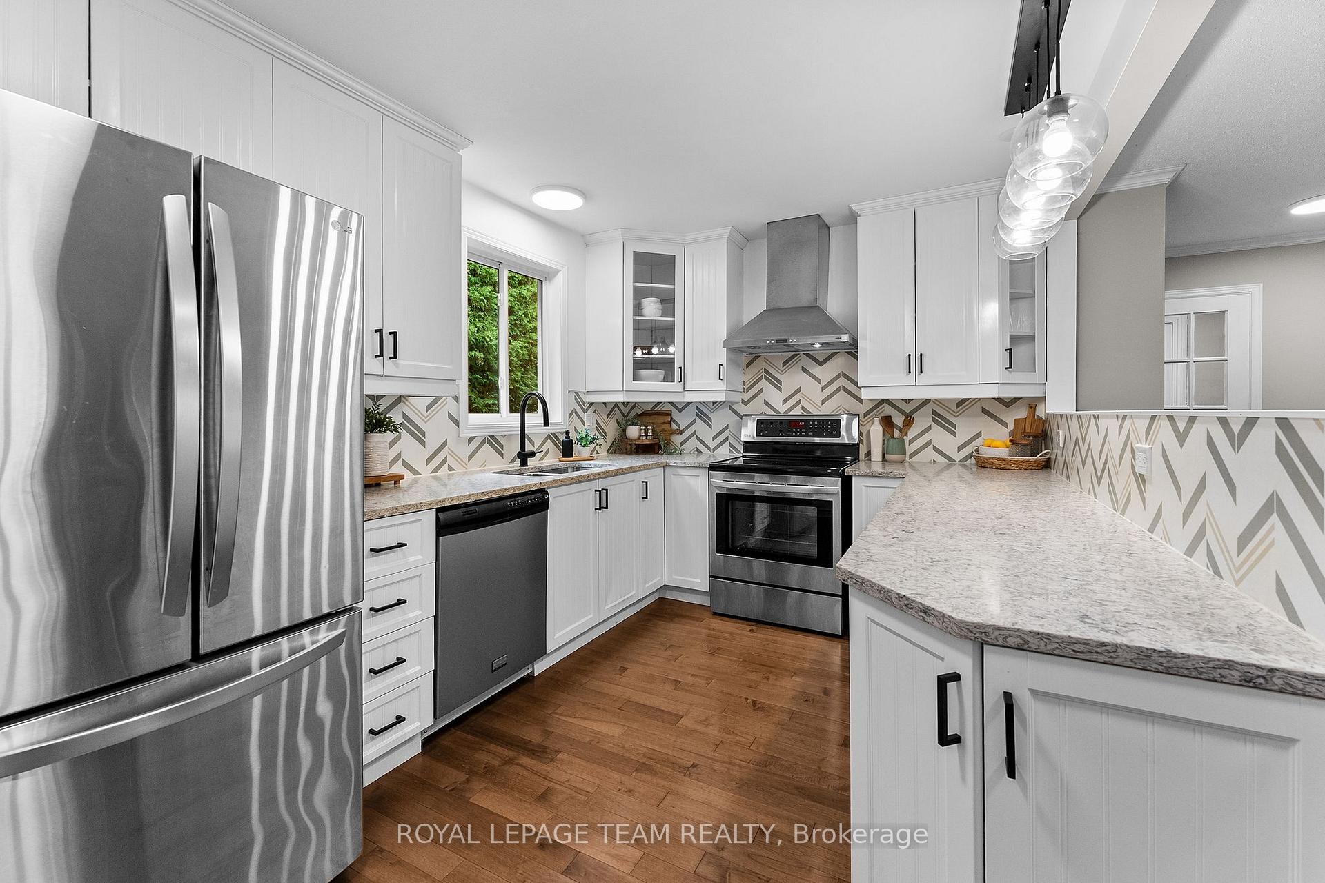 Photo 17 of 20 Pickwick Drive, Ottawa, Barrhaven - Cedargrove/Fraserdale — HOMEH