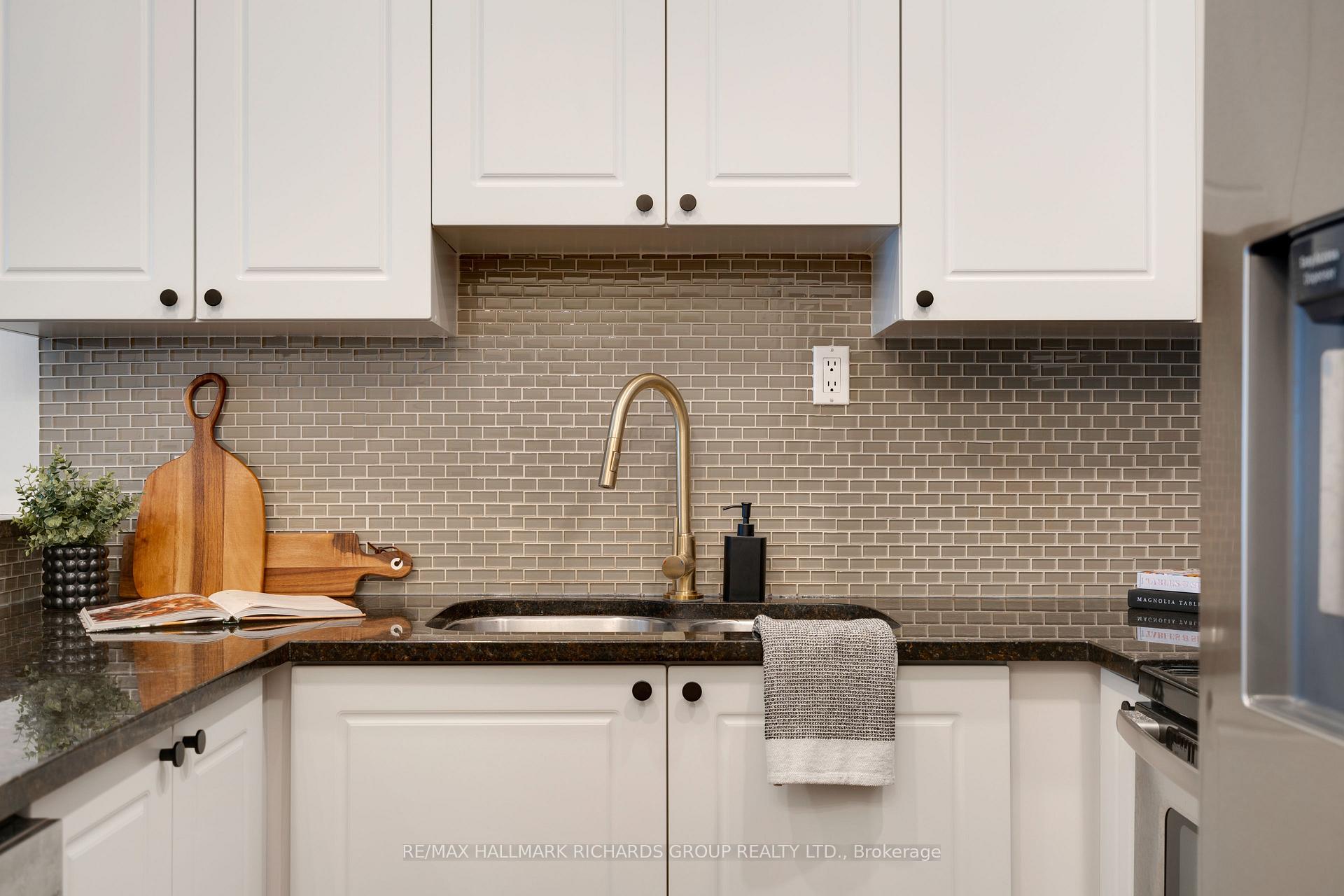 Photo 4 of Unit 101, 325 Kingston Road, Toronto, The Beaches — HOMEH