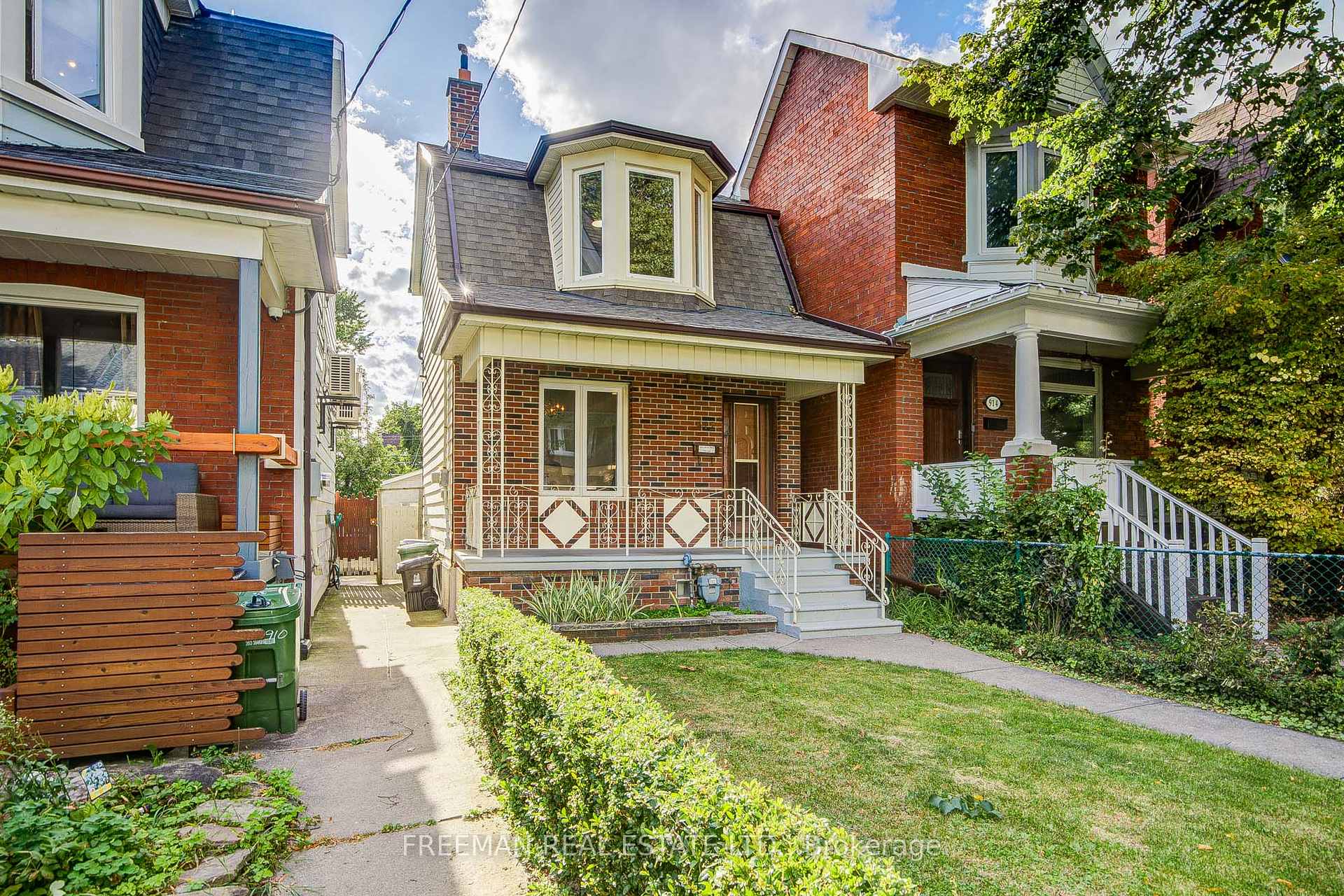 Front of 912 Manning Avenue