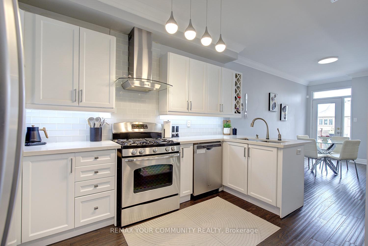 Photo 4 of 110 Big Hill Crescent, Vaughan, Patterson — HOMEH