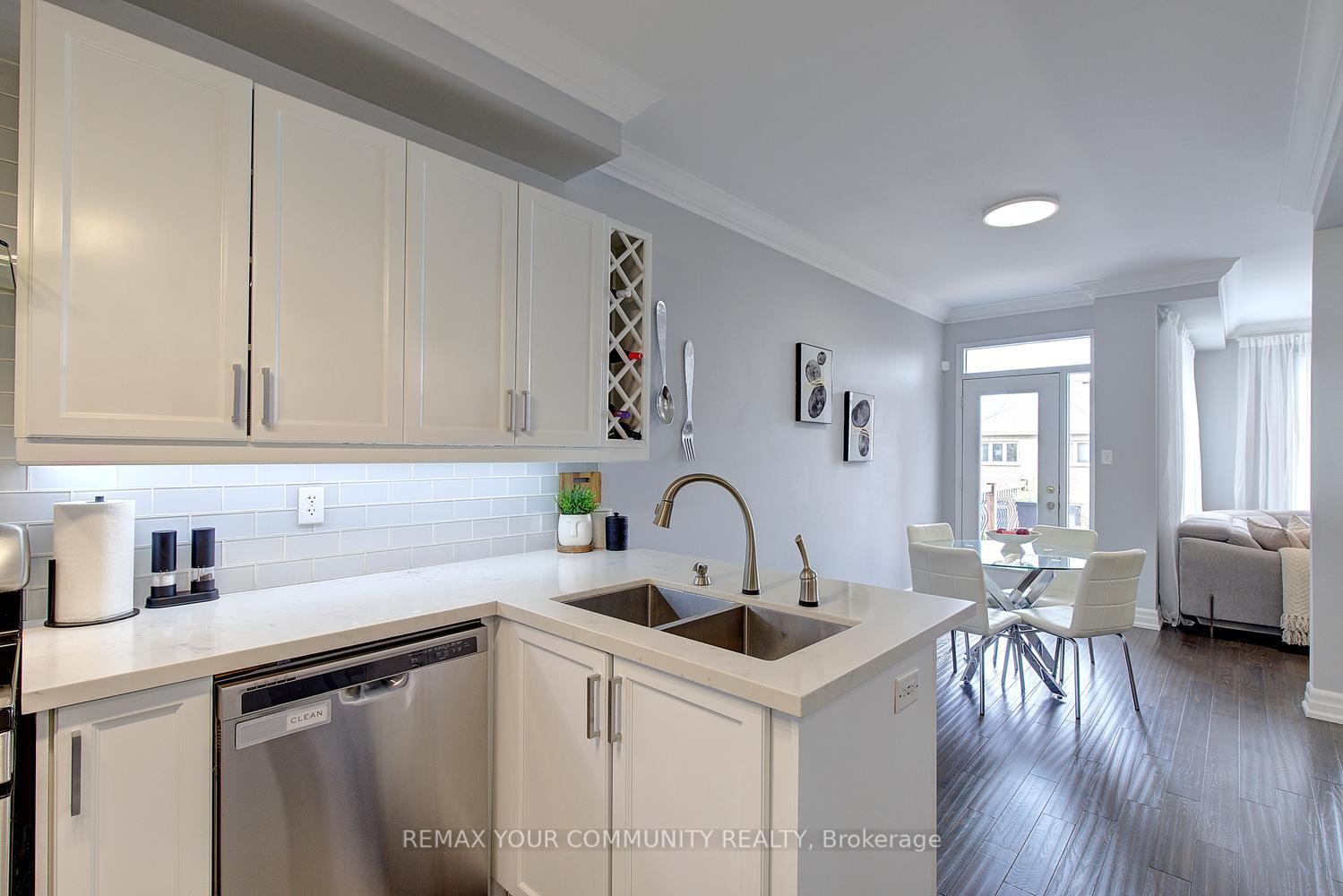 Photo 10 of 110 Big Hill Crescent, Vaughan, Patterson — HOMEH