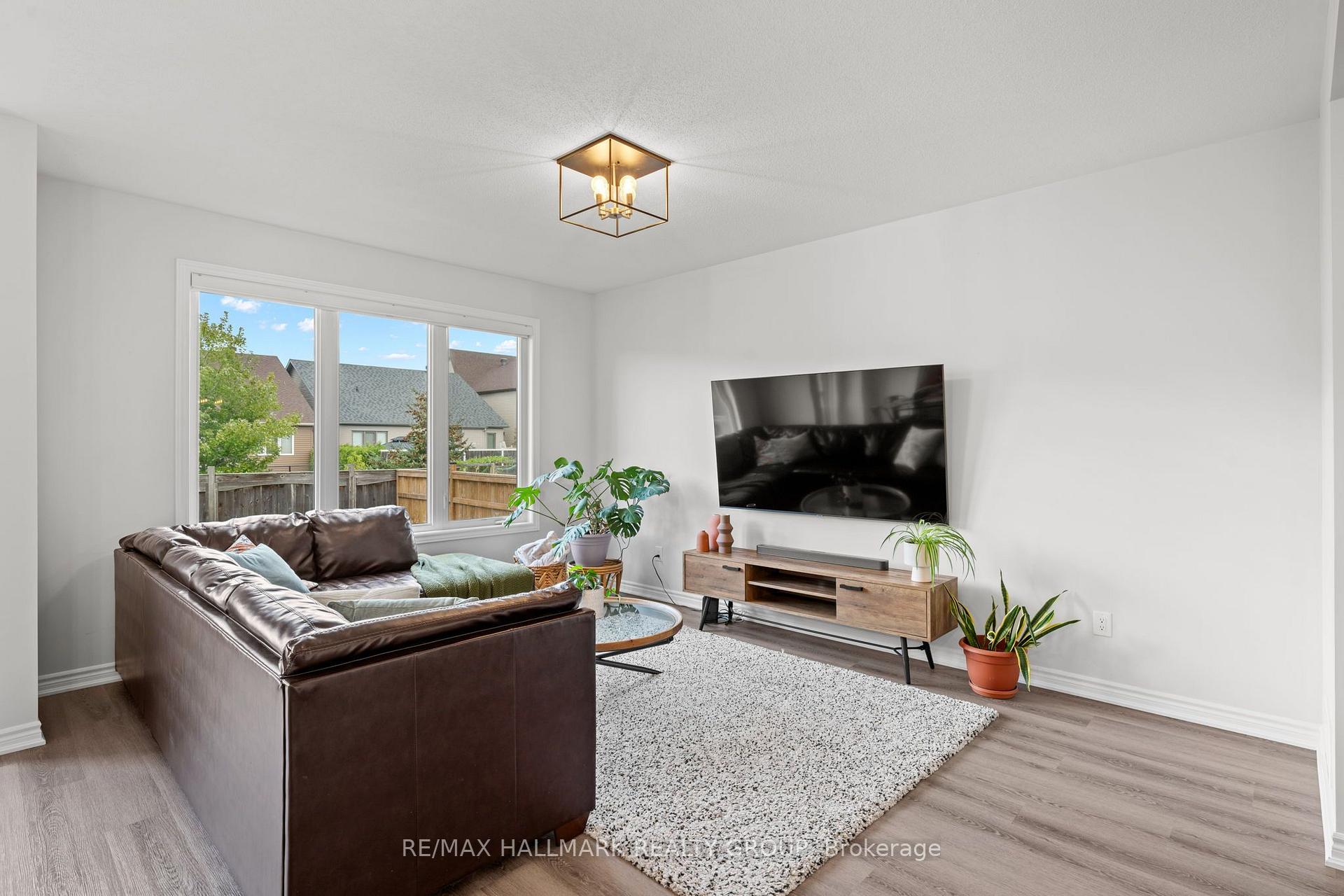 Photo 11 of 114 Sweetvalley Drive, Ottawa, Avalon West — HOMEH