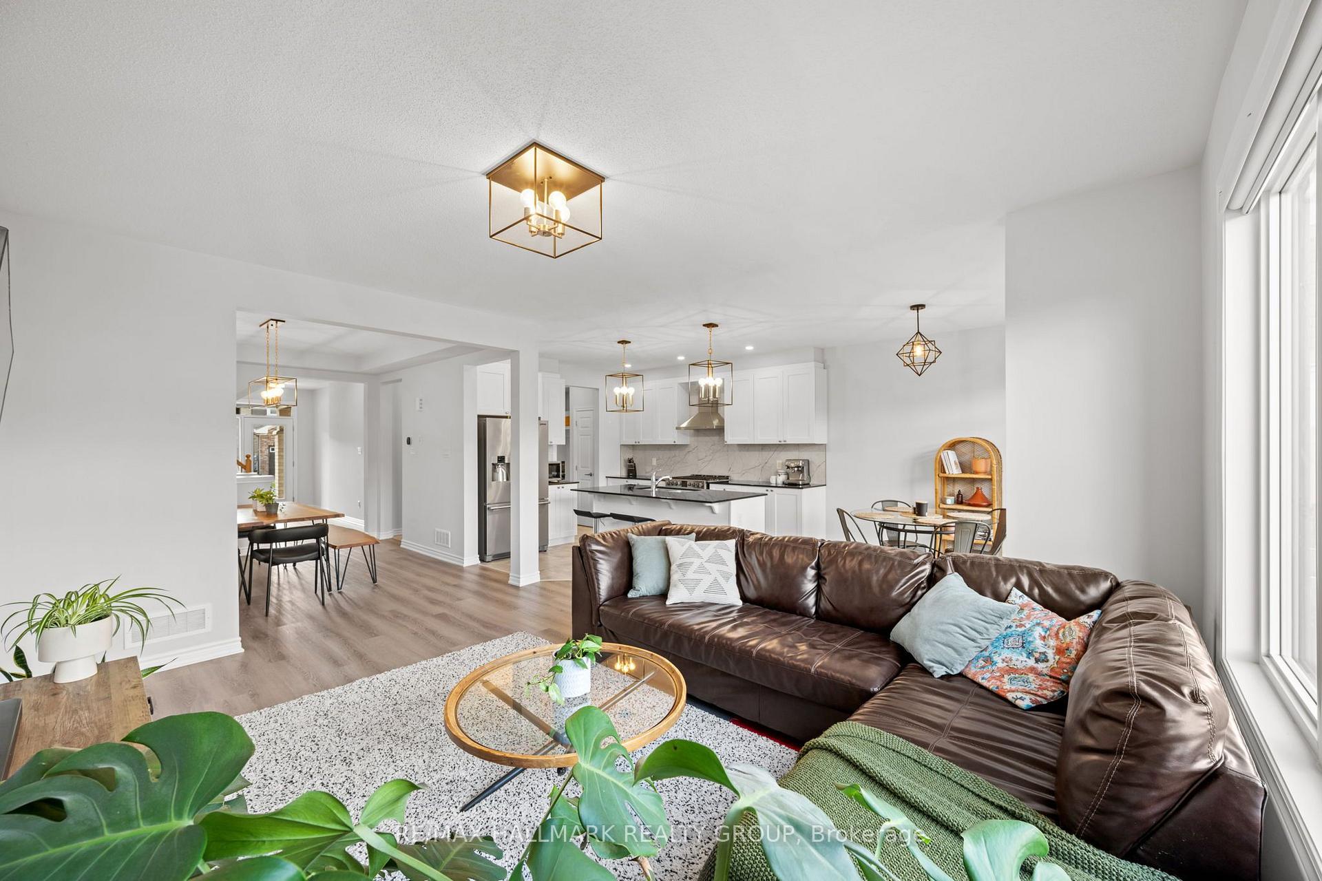 Photo 14 of 114 Sweetvalley Drive, Ottawa, Avalon West — HOMEH