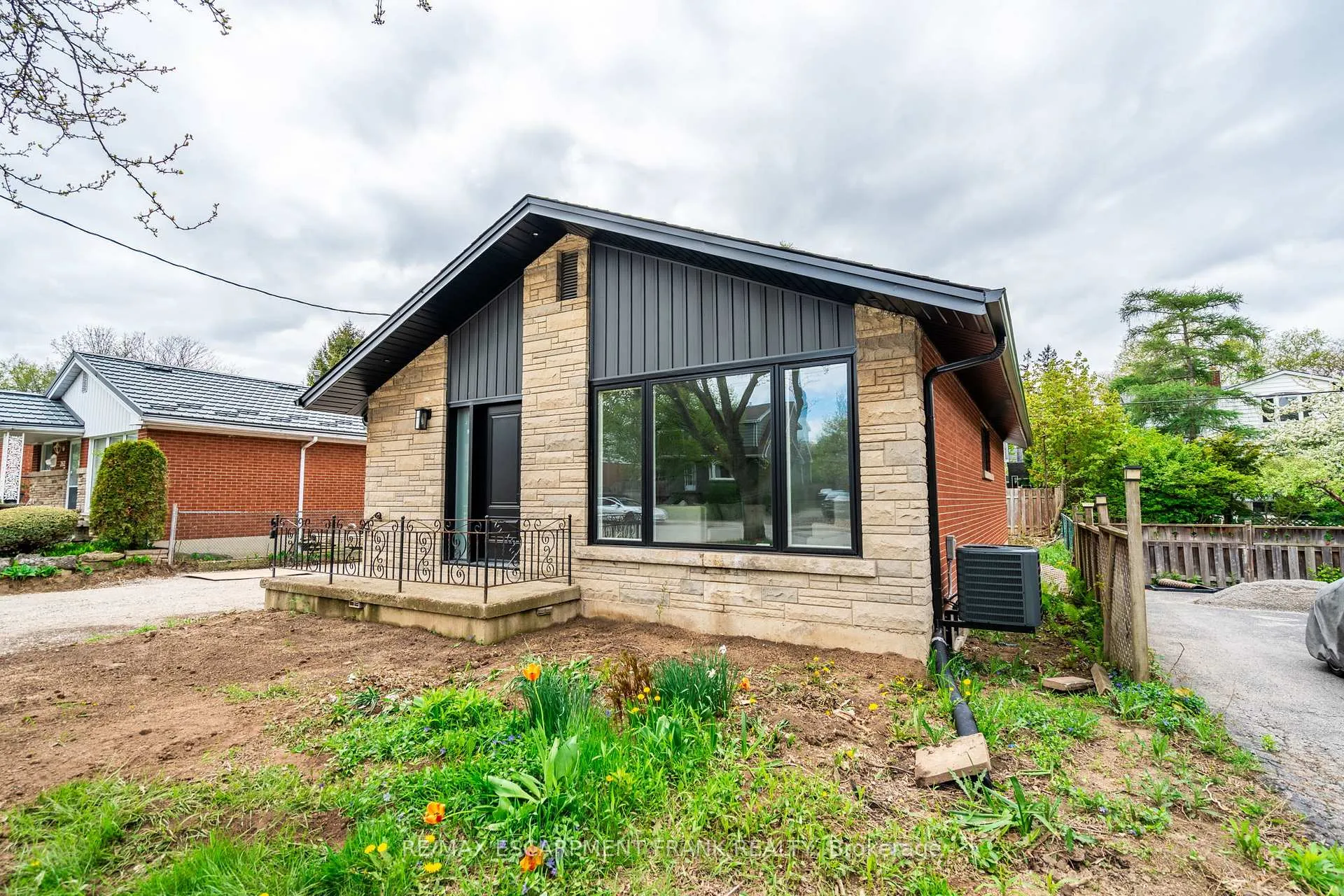 Photo 3 of Unit 1, 258 West 31ST Street, Hamilton, Westcliffe — HOMEH