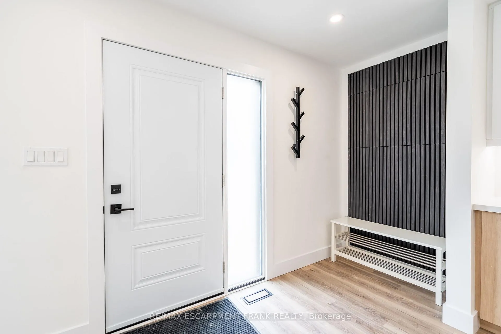 Photo 5 of Unit 1, 258 West 31ST Street, Hamilton, Westcliffe — HOMEH