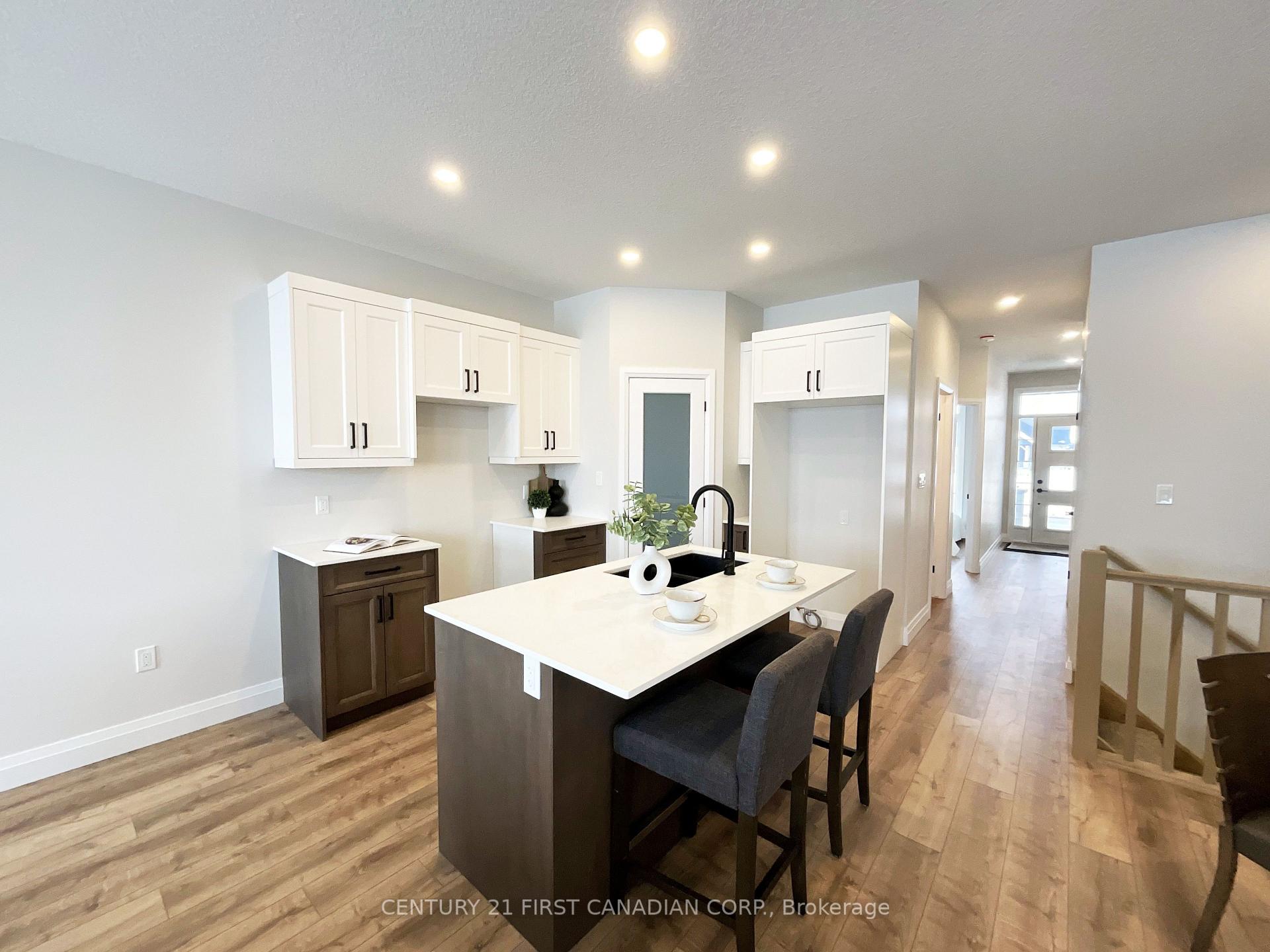 Photo 12 of 7 Postma Crescent, North Middlesex, Ailsa Craig — HOMEH