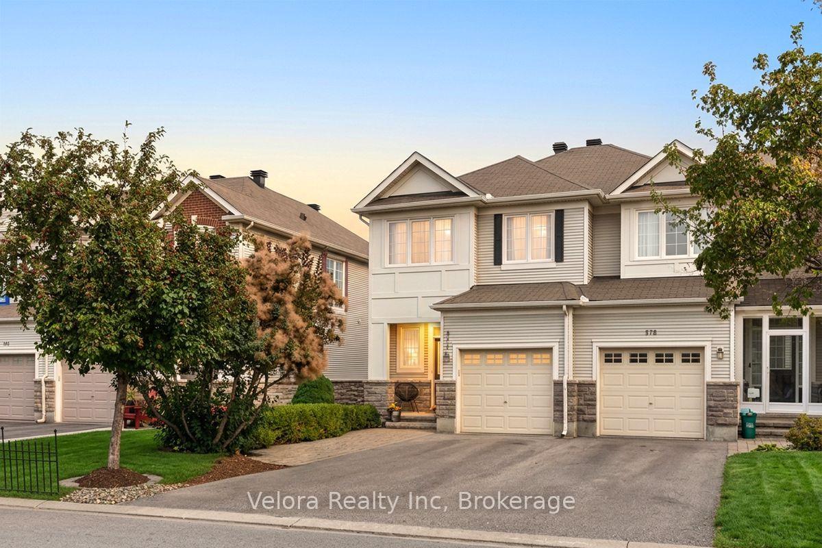 Photo 3 of 576 Pepperville Crescent, Ottawa, Kanata - Emerald Meadows/Trailwest — HOMEH
