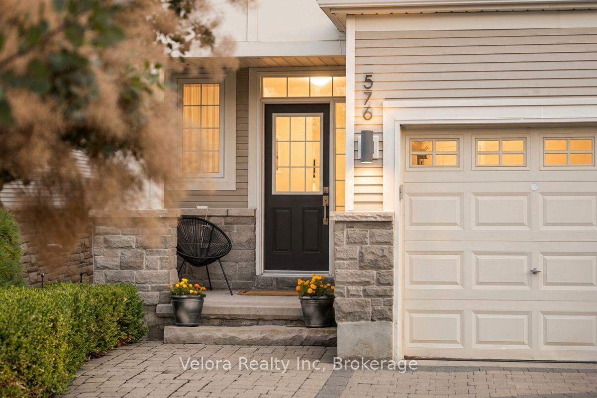 Photo 4 of 576 Pepperville Crescent, Ottawa, Kanata - Emerald Meadows/Trailwest — HOMEH