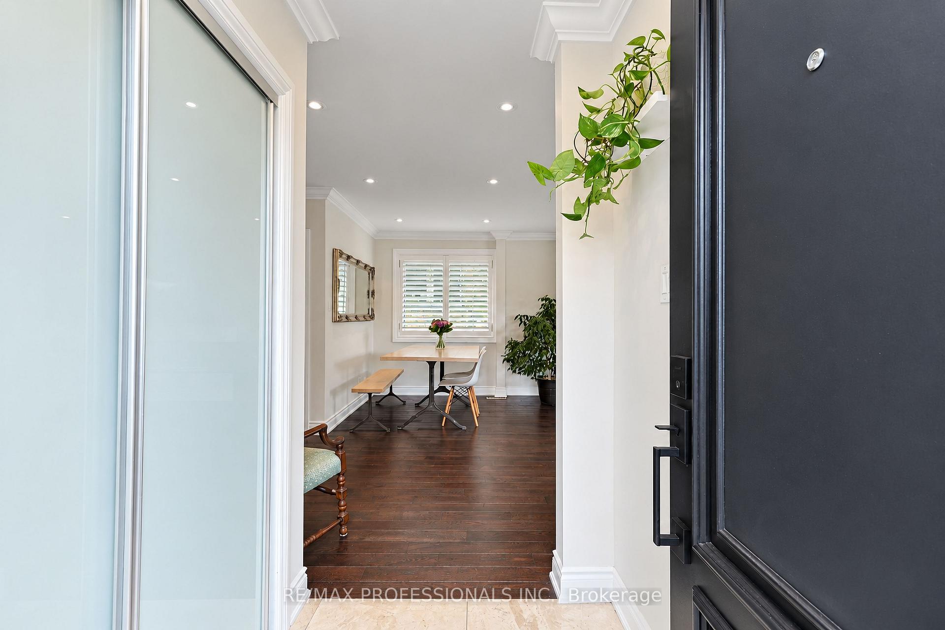 Photo 3 of 55 Rayside Drive, Etobicoke, Markland Wood — HOMEH