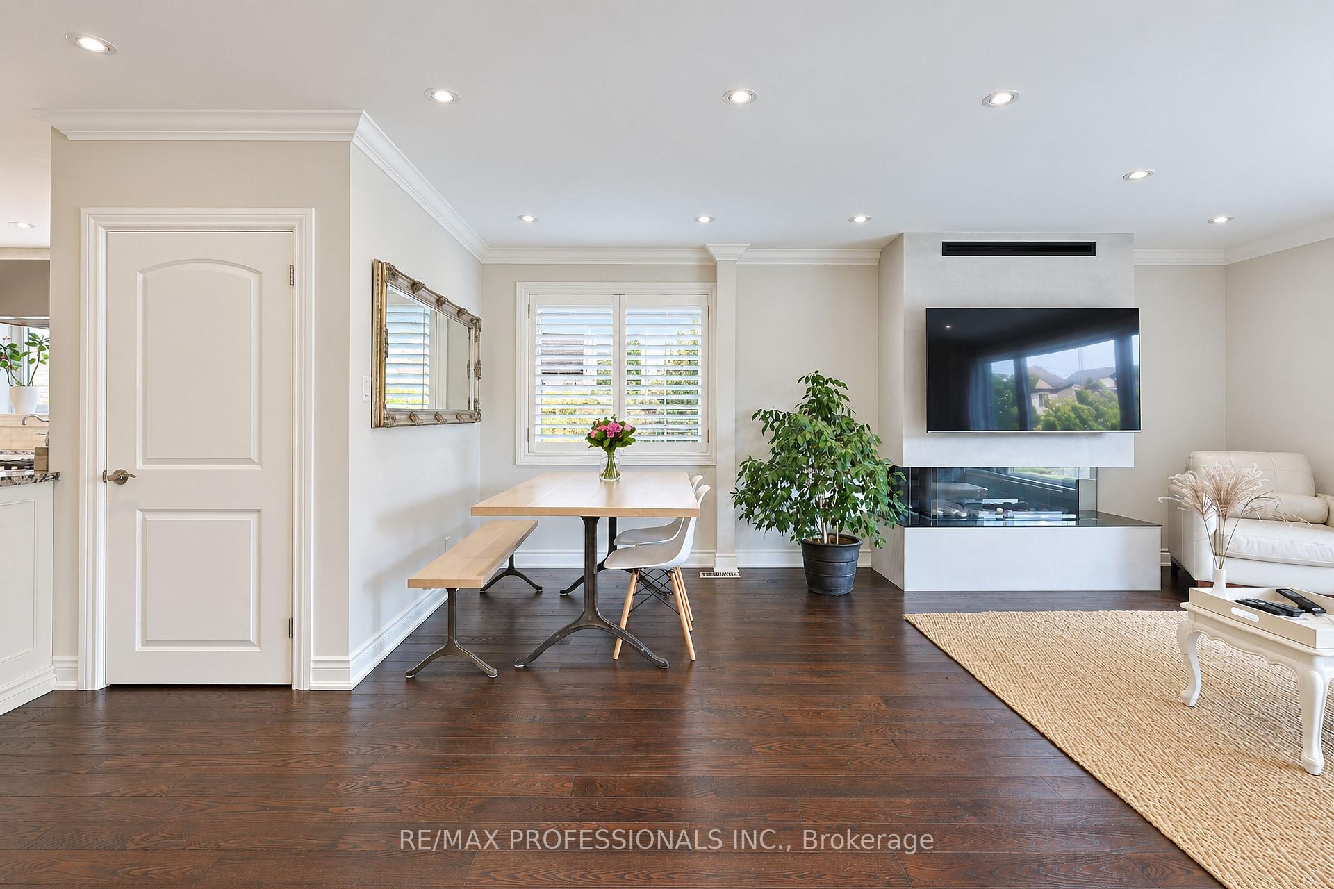 Photo 5 of 55 Rayside Drive, Etobicoke, Markland Wood — HOMEH