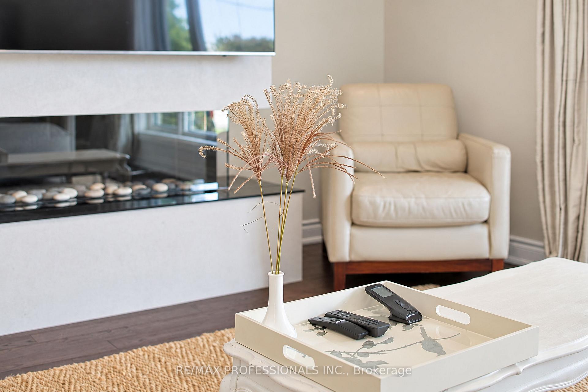 Photo 7 of 55 Rayside Drive, Etobicoke, Markland Wood — HOMEH