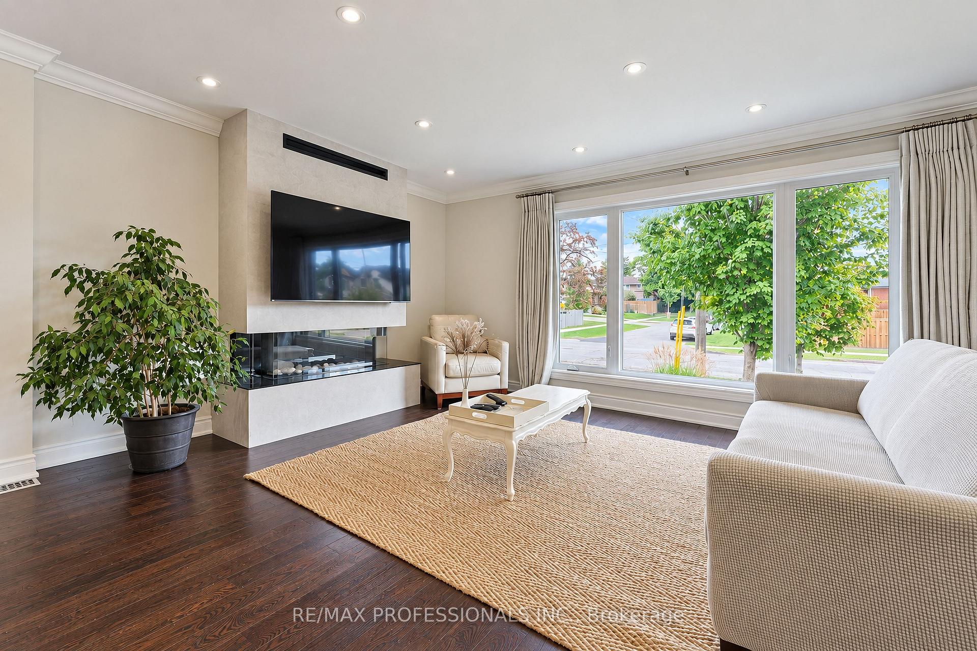 Photo 8 of 55 Rayside Drive, Etobicoke, Markland Wood — HOMEH