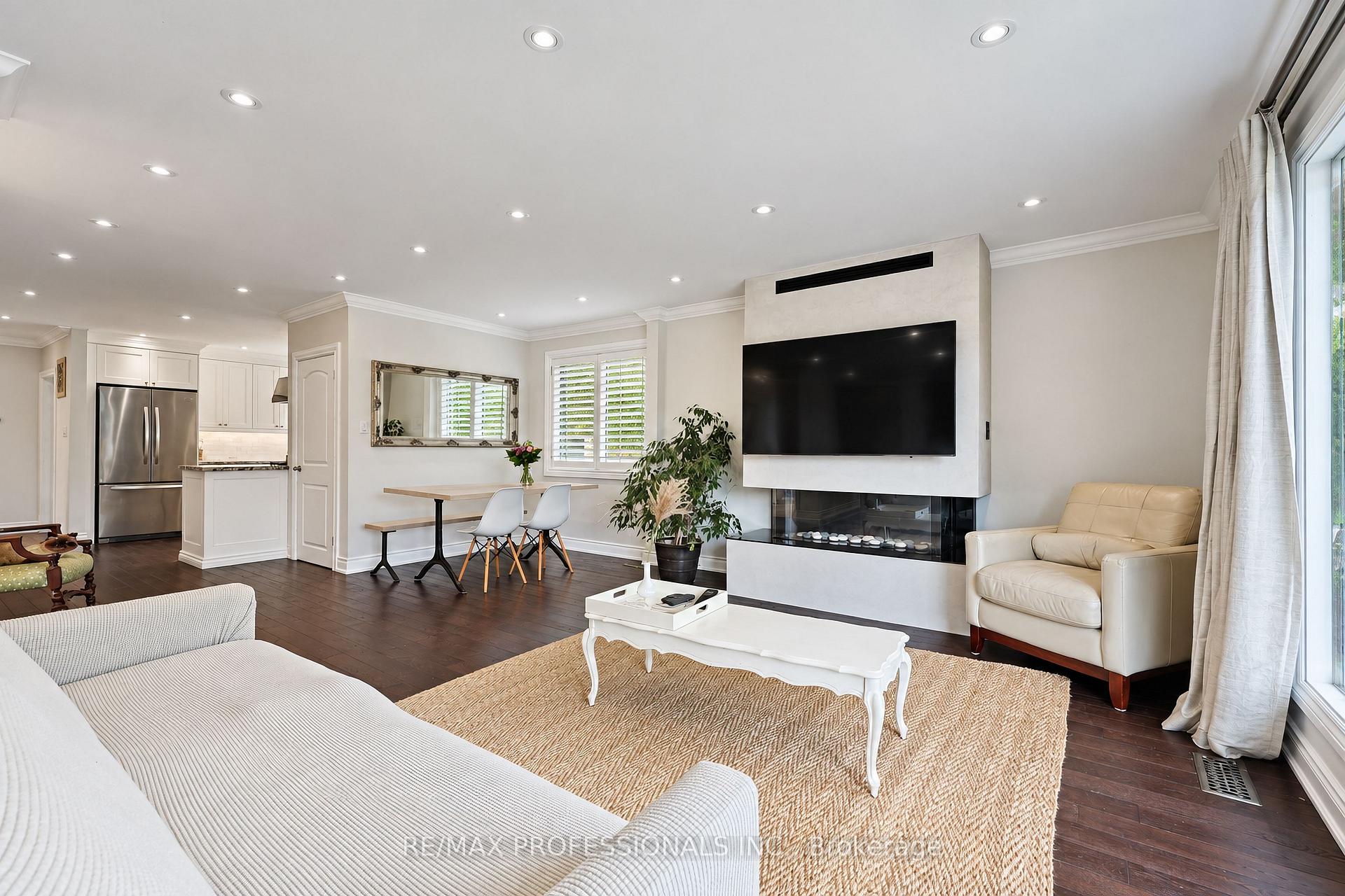Photo 9 of 55 Rayside Drive, Etobicoke, Markland Wood — HOMEH