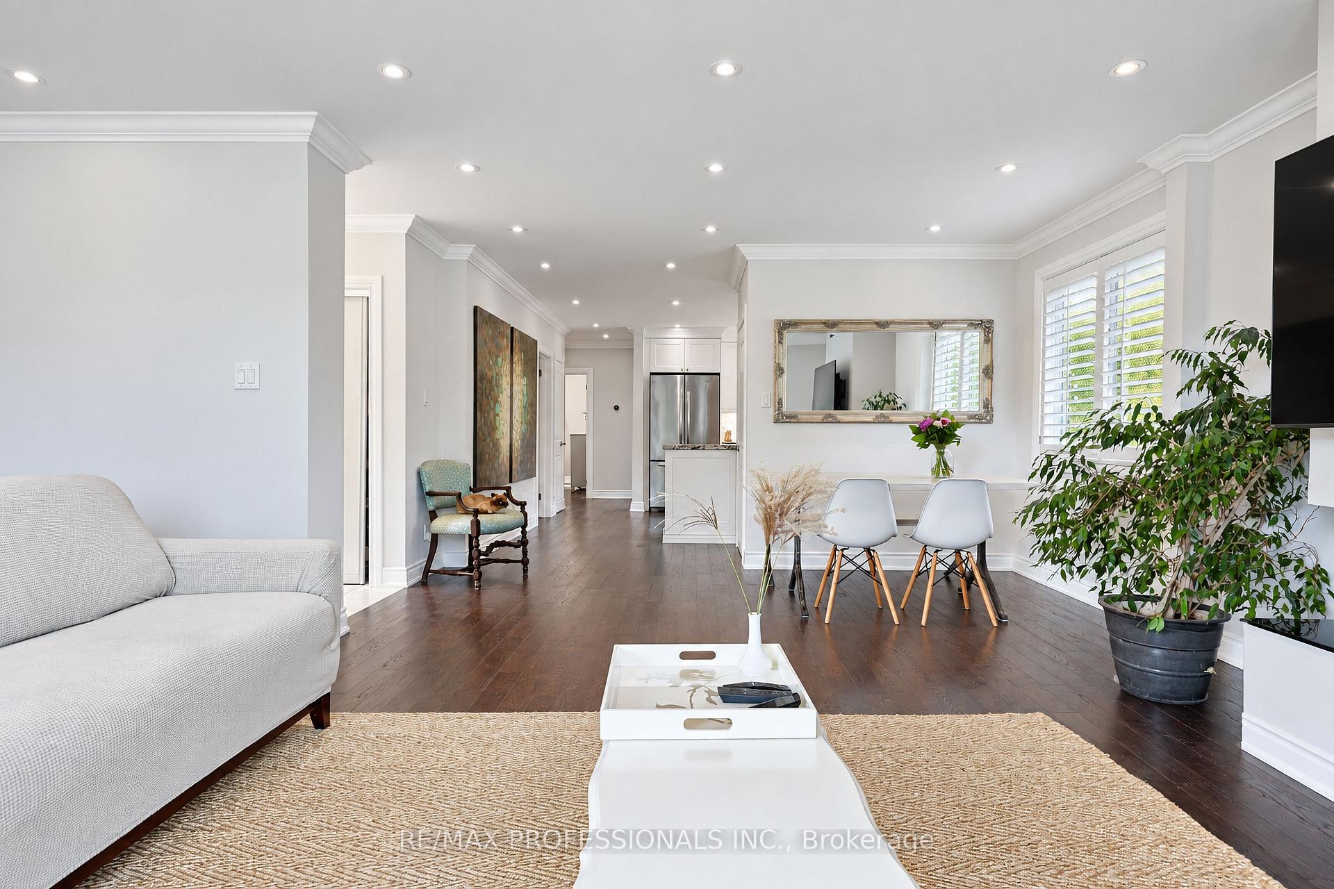 Photo 10 of 55 Rayside Drive, Etobicoke, Markland Wood — HOMEH